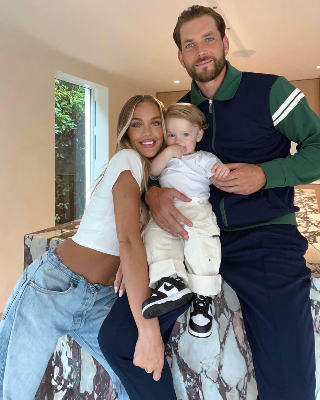 ロッティー・トムリンソンのインスタグラム：「Sunday with my little family :)」