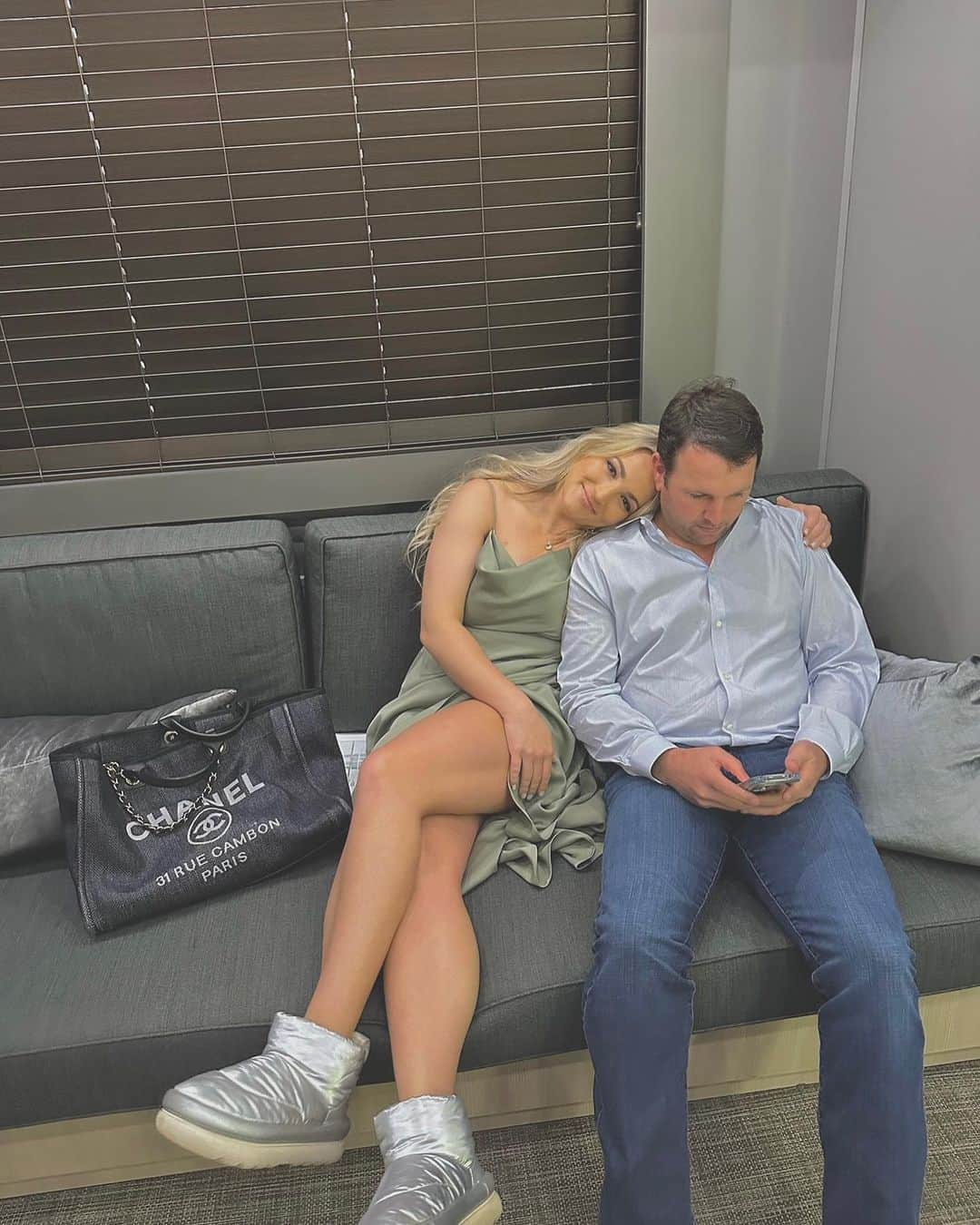 ジェイミー・リン・スピアーズのインスタグラム：「Find you someone who loves you almost as much as they love looking at their phone ❣️🤳💕」