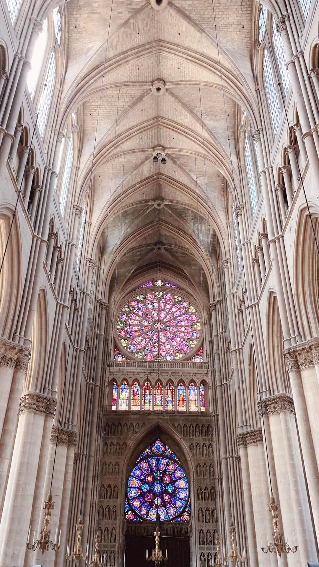 Yuka Kaedeのインスタグラム：「. . Cathédrale Notre-Dame ランス・ノートルダム大聖堂 . . . . . #_asyuka_ #france #ig_europe #beautifuldestinations #ig_europa #ig_france #visitfrance #worldshotz #worldplaces #worldtraveler #cathedrale #ig_worldclub #instatravel」