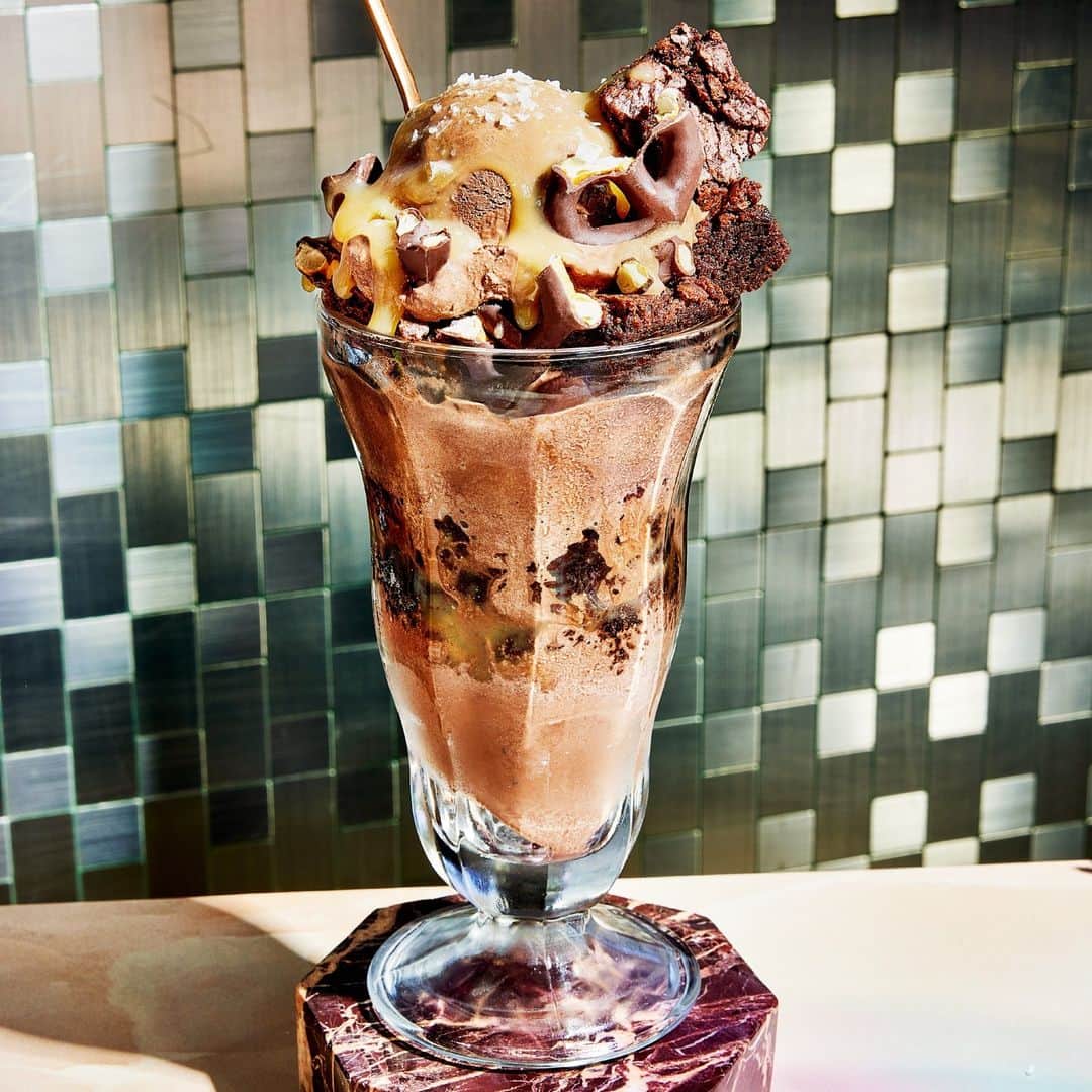 Food & Wineさんのインスタグラム写真 - (Food & WineInstagram)「Chocolate lovers, this one's for you: dark chocolate ice cream and chunks of brownie are layered together to create this sundae, but it's the pretzels and salted honey-Scotch sauce that really take it over the top. If that wasn't enough, the pièce de résistance is a drizzle of olive oil and a sprinkle of salt for just a little savory edge. Make all your chocolate-covered dreams come true at the link in bio.   🍨: @paigegrandjean, 📸: @jencausey, 🥄: @chelseaczimmer, 🍽: @cdaley7」7月31日 5時15分 - foodandwine