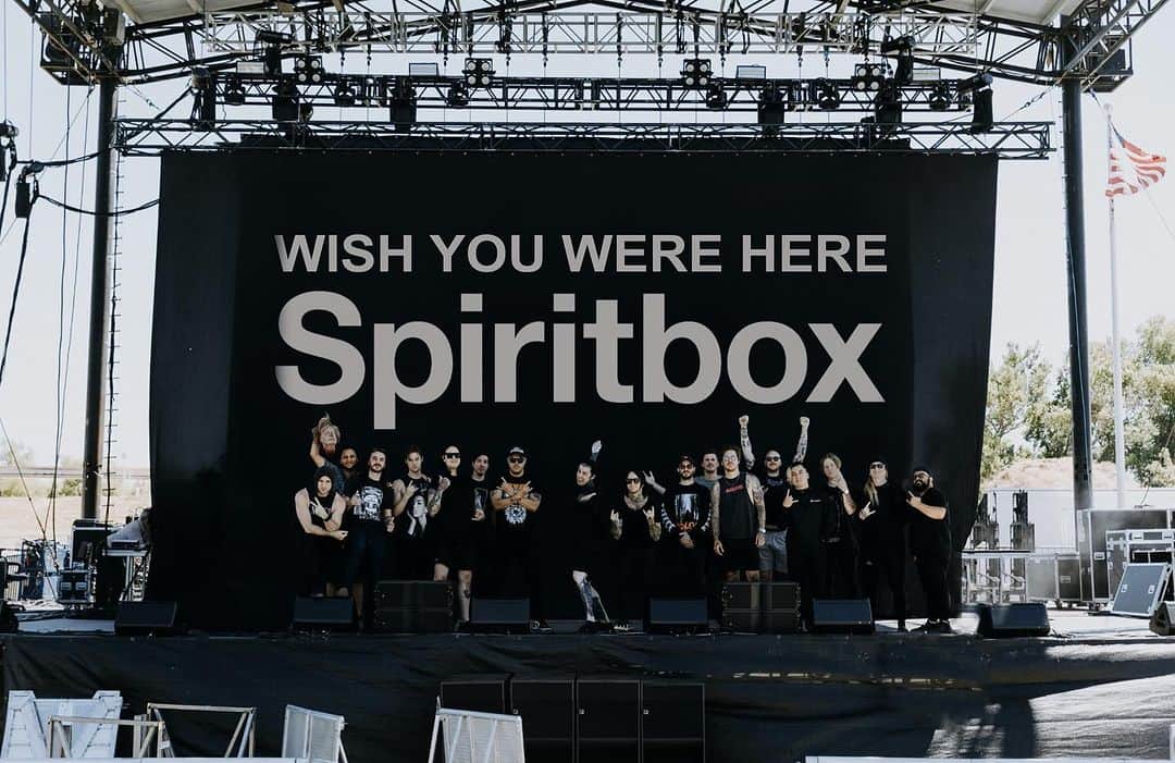 ロニー・ラドクのインスタグラム：「Wish you were here spiritbox, tour is over. Twitter was wrong, nobody left. nothing changed, in fact it got bigger. LOL」