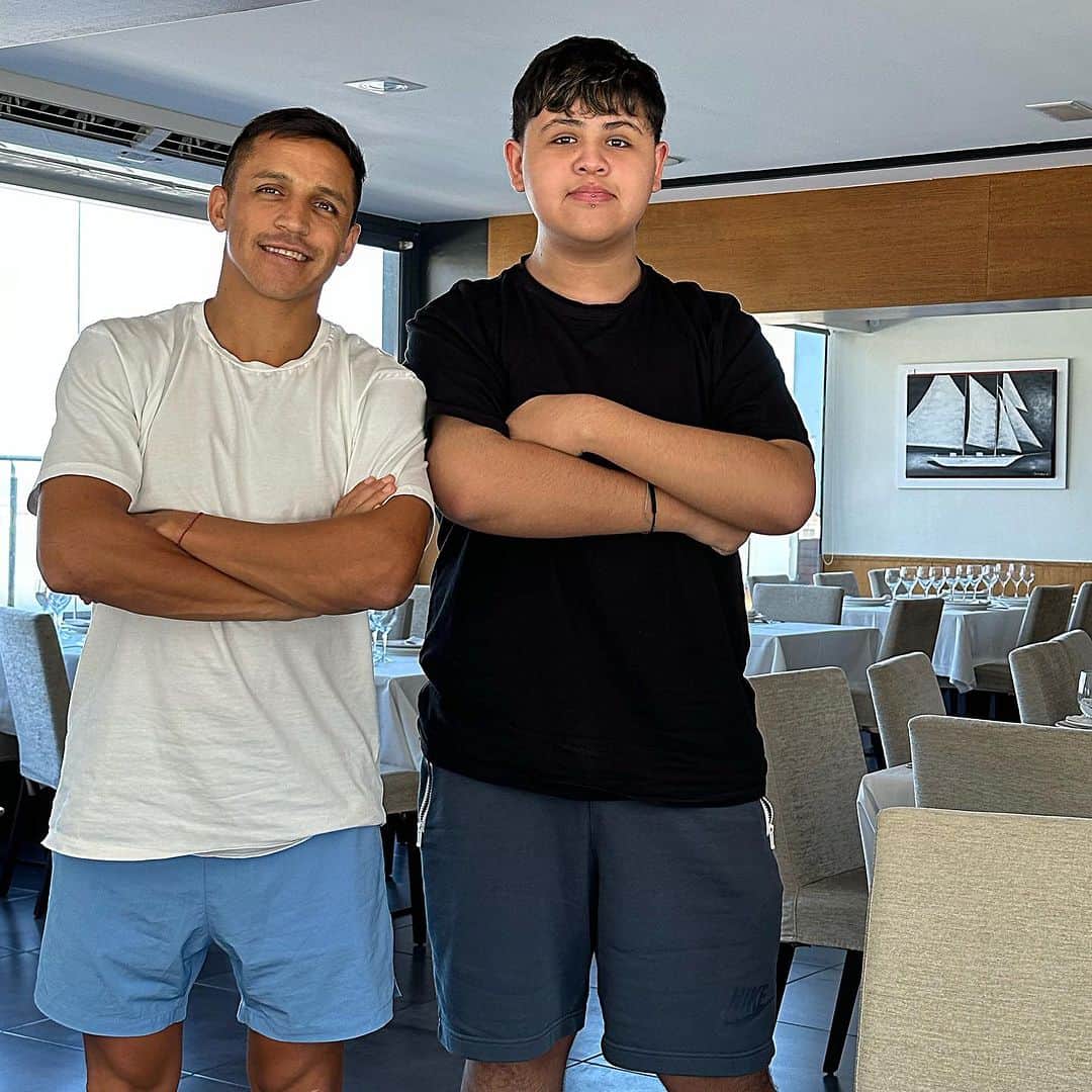 アレクシス・サンチェスのインスタグラム：「Family Time ….    ✨ AlmaSoul ✨」