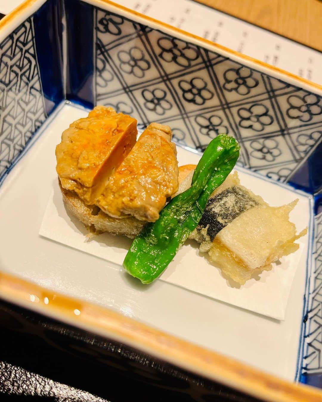 永岡怜子さんのインスタグラム写真 - (永岡怜子Instagram)「恵比寿のCRAFTさん🥢  @ebisu.craft   ずっと気になっていたお店シリーズ。  隠れ家的でお洒落ながら かしこまらずに食事を楽しめる割烹料理屋さんで コースは1万円程度とお手頃です。  ビールからのコースに合わせてお酒を。 涼しげなすり流しから始まり鱧のお椀や鮮魚など お料理全てがとても美味しかったのですが 特に里芋の唐揚げにあん肝を乗せたものが好きでした☺️  土鍋も美味しかったのにお写真撮り忘れ。。。  駅から少し離れたところにあるので 周辺環境も落ち着いていて安心。 デートや女子呑み、会食など色々な場面に対応できそう。 店内は広めで予約も取りやすいありがたさ🙏🏻  近くに落ち着いたバーもありますし、 駅まで行けばお店がたくさんございますので 2次会にも移動しやすいと来たものです。  すごく良かったので皆様にもオススメしたいですし 私もまた行きたいです✨  .  気になったお店はどんどん行ってみたいし、 いいな、好きだなと思ったお店には 月1で周れる様になりたい。。。  そしてそれに付き合ってくれるような パートナーが欲しい。。。  などと、 恋愛、結婚に興味のない干物の私に珍しく 一般的な35歳独身女性の様な願望が。 たまにこういう発作が起きるのですよね。 暑さのせいでしょうか。 そのままうっかり結婚とかしそう。。。  .  #酒乱のグルメ #たのしい隠居生活 #恵比寿グルメ  #恵比寿デート #恵比寿ディナー #割烹 #割烹料理 #日本料理 #美食 #美食推薦 #美食日記 #japanesefood #japanesefoodlover #japangourmet #japanfood #kappo #kappou #🇯🇵」7月31日 5時27分 - nagaoka_reiko