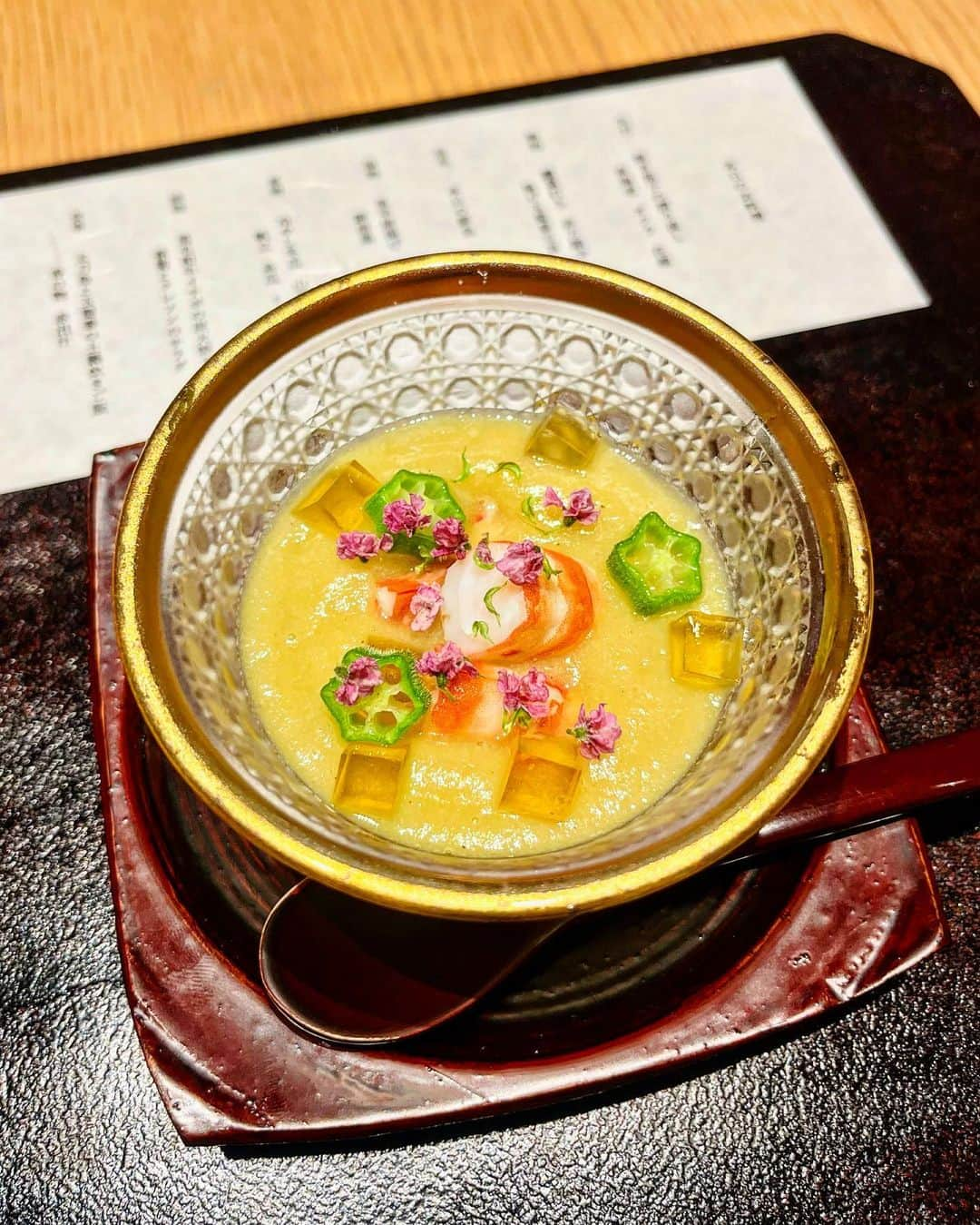 永岡怜子さんのインスタグラム写真 - (永岡怜子Instagram)「恵比寿のCRAFTさん🥢  @ebisu.craft   ずっと気になっていたお店シリーズ。  隠れ家的でお洒落ながら かしこまらずに食事を楽しめる割烹料理屋さんで コースは1万円程度とお手頃です。  ビールからのコースに合わせてお酒を。 涼しげなすり流しから始まり鱧のお椀や鮮魚など お料理全てがとても美味しかったのですが 特に里芋の唐揚げにあん肝を乗せたものが好きでした☺️  土鍋も美味しかったのにお写真撮り忘れ。。。  駅から少し離れたところにあるので 周辺環境も落ち着いていて安心。 デートや女子呑み、会食など色々な場面に対応できそう。 店内は広めで予約も取りやすいありがたさ🙏🏻  近くに落ち着いたバーもありますし、 駅まで行けばお店がたくさんございますので 2次会にも移動しやすいと来たものです。  すごく良かったので皆様にもオススメしたいですし 私もまた行きたいです✨  .  気になったお店はどんどん行ってみたいし、 いいな、好きだなと思ったお店には 月1で周れる様になりたい。。。  そしてそれに付き合ってくれるような パートナーが欲しい。。。  などと、 恋愛、結婚に興味のない干物の私に珍しく 一般的な35歳独身女性の様な願望が。 たまにこういう発作が起きるのですよね。 暑さのせいでしょうか。 そのままうっかり結婚とかしそう。。。  .  #酒乱のグルメ #たのしい隠居生活 #恵比寿グルメ  #恵比寿デート #恵比寿ディナー #割烹 #割烹料理 #日本料理 #美食 #美食推薦 #美食日記 #japanesefood #japanesefoodlover #japangourmet #japanfood #kappo #kappou #🇯🇵」7月31日 5時27分 - nagaoka_reiko