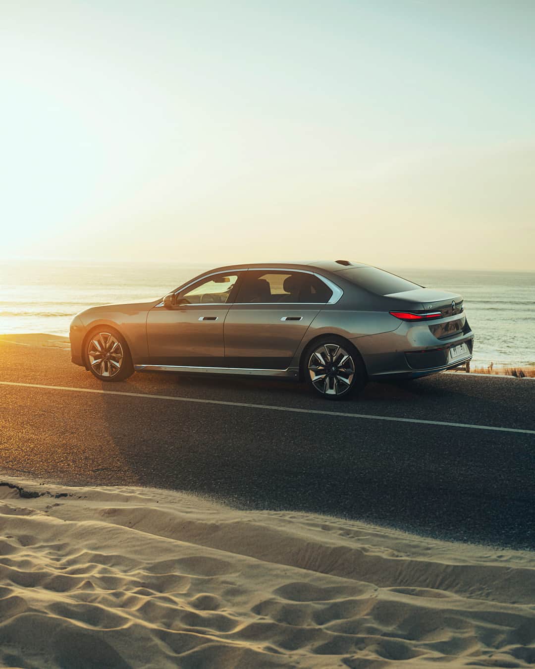 BMWのインスタグラム：「Dreaming of beach days ☁️ #BMWRepost 📸 @ciprianmihai  The BMW i7. #THEi7 #ThisIsForwardism #BMW #BMWPhotoCamp  __ BMW i7 xDrive60: Combined power consumption: 19.6–18.4 kWh/100 km. Combined CO2 emissions: 0 g/km. Electric range: 590–625 kilometers. All data according to WLTP. Further info: www.bmw.com/disclaimer」