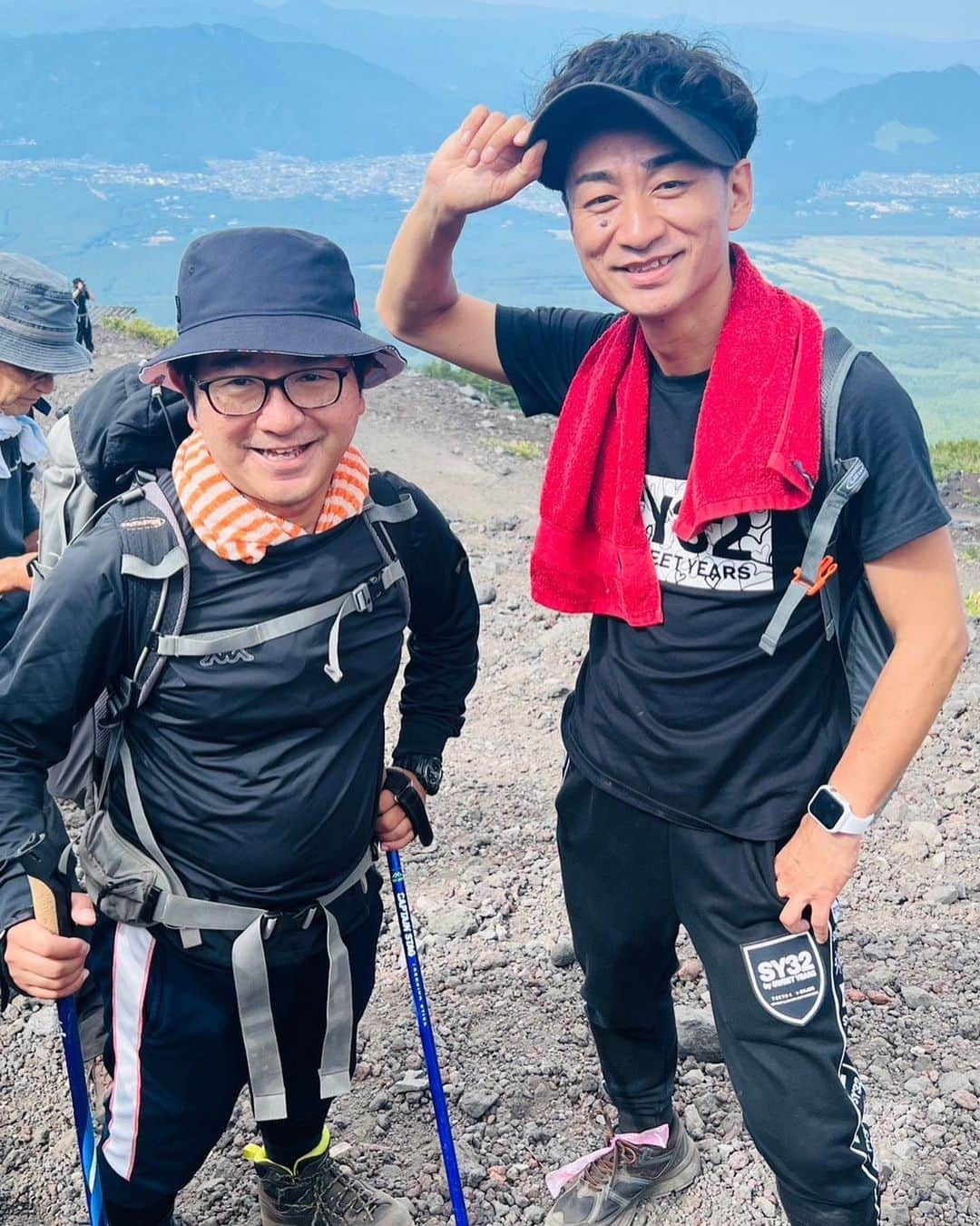 小石田純一さんのインスタグラム写真 - (小石田純一Instagram)「富士登山③ 6合目に到着。5合目から6合目までは余裕で登れました。キレイな景色を見ながら。気持ち良いです。  #富士山 #富士登山 #富士山6合目  #gたかし さん #ジャッキーちゃん さん #石川不遼 さん #中垣みな さん #きのこちゃん #小石田純一 #ものまね芸人  #お笑い芸人 #キサラ芸人」7月31日 5時35分 - koishida.trendy