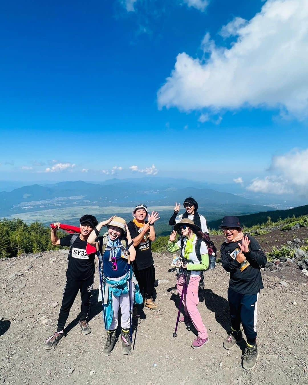 小石田純一さんのインスタグラム写真 - (小石田純一Instagram)「富士登山③ 6合目に到着。5合目から6合目までは余裕で登れました。キレイな景色を見ながら。気持ち良いです。  #富士山 #富士登山 #富士山6合目  #gたかし さん #ジャッキーちゃん さん #石川不遼 さん #中垣みな さん #きのこちゃん #小石田純一 #ものまね芸人  #お笑い芸人 #キサラ芸人」7月31日 5時35分 - koishida.trendy