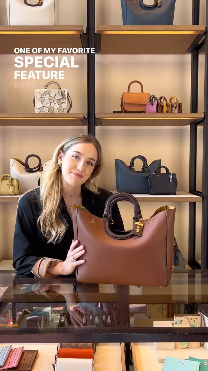 コーチのインスタグラム：「Meet the Rae Tote—the carryall of your dreams. ✨ #CoachNY」