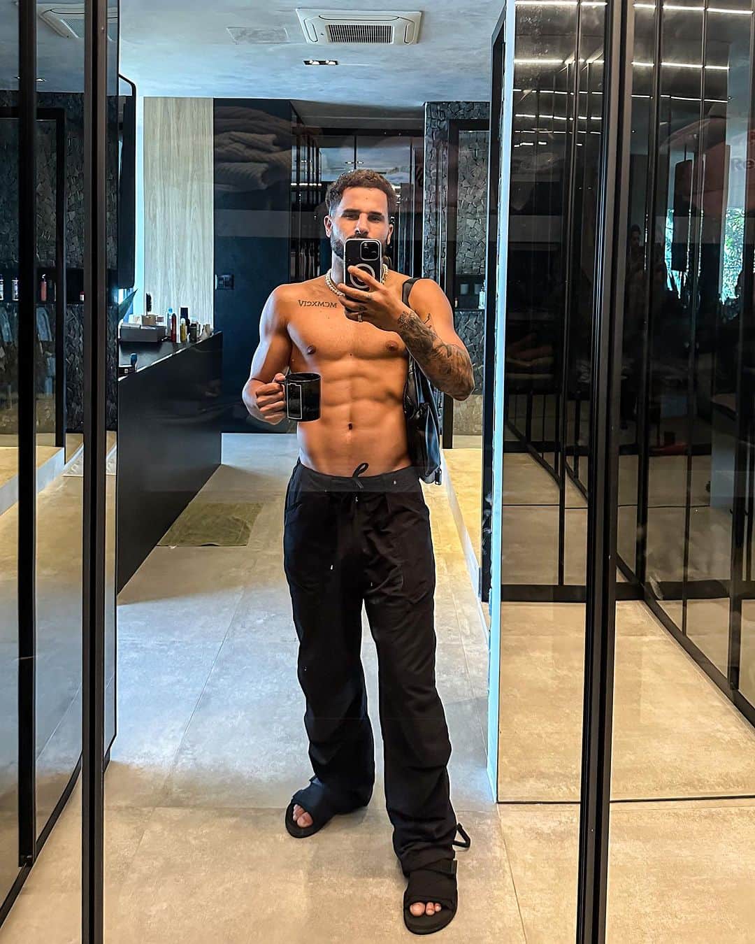 イタロ・フェレイラのインスタグラム：「😴」