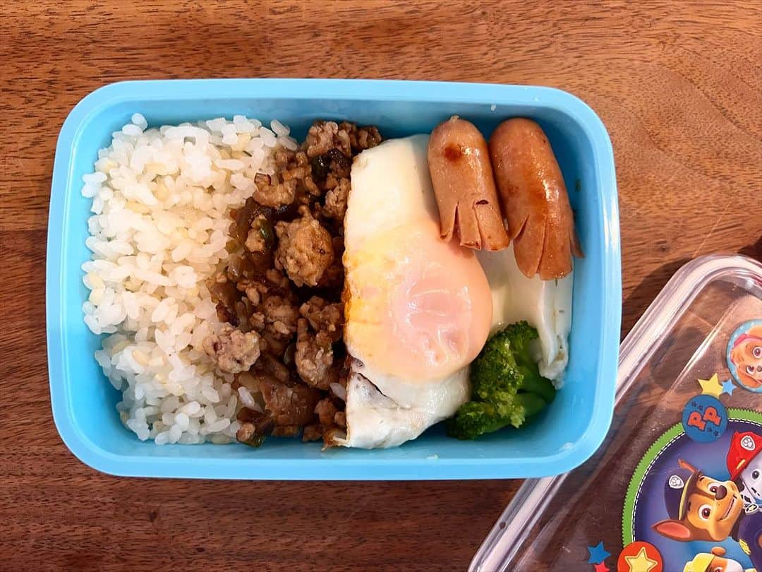 安田美沙子さんのインスタグラム写真 - (安田美沙子Instagram)「おはよう。  家族でわたしと次男だけめっちゃ早起き♥️  最近の料理達🍳  この前収穫したじゃがいもで、ポテトチップつくったよ！  揚げたてがおいしすぎて争奪戦✨  ガパオは、ナンプラー、塩麹、梅ジャムで作りました🎵  みんなの苦手な茄子とかピーマン細かくして🫑そしたらバクバク食べれるから、不思議✨  昨日はオクラやシラス入れてトマトソース作ったから今日はそれで☺️✨  そろそろパンも焼きたい🍞  今日も楽しもうっ！  #みさこクッキング #ポテトチップ #ガパオライス #塩麹 #梅ジャム #今夜21時はあいまだよ」7月31日 6時12分 - yasuda_misako