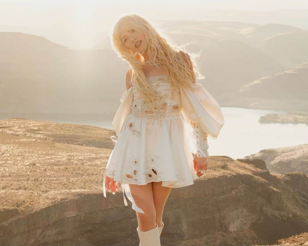 のインスタグラム：「Not real life! The Gorge was just gorgeous! And my outfit had me feeling like the Princess Bride. The stage was situated on a cliff top and we all kept saying it was maybe one of the best venues we’d ever seen — the perfect place to bring some new songs from the Loveliest Time to life.  Just a night of pure joy playing for you all. @xboygeniusx continued late into the night and their beautiful voices echoed all through the canyon. Heavenly.   PS I had to take at least a handful of these flowers back to the hotel home w me. Cause on the road - it’s important to romance yourself. ✔️  Ps last slide is me wearing my fav nighty Cole bought me in Australia. Inside I’m still and always just a 99 year old lady. 😂👵🏻💐 Ready to rock and roll with that chamomile tea!   📸 @alexkaneperkins」