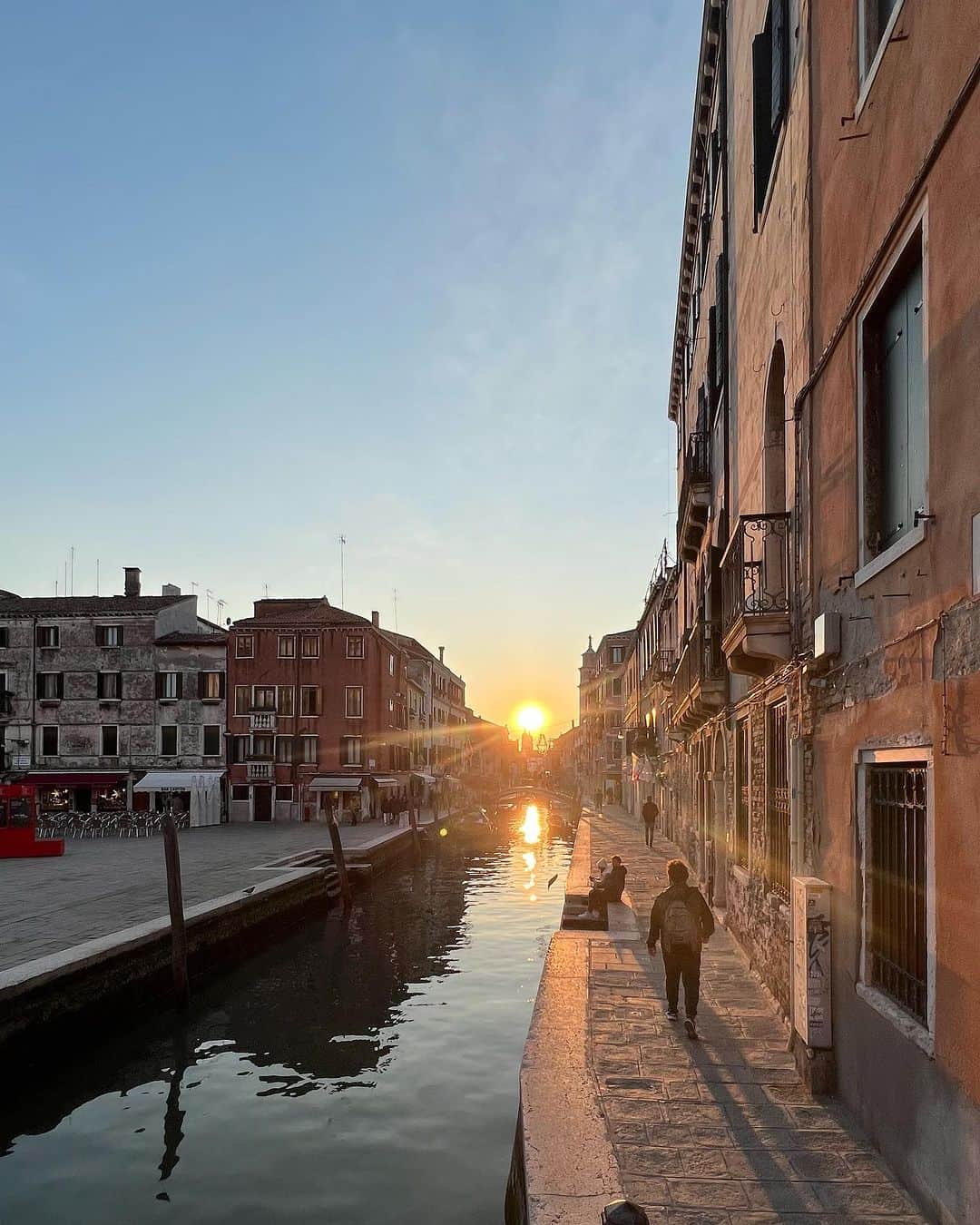 竹内智香のインスタグラム：「……….. いつの日かの ずーーーっと前の おもいで写真📷 . ここ最近 "人間" についてよく考える🤔 そして"自然"には答えが多くある🙌 . 自分自身が大切にしたい ヒト•モノ•コト が明確になりつつあるこの頃🙌 . 久々に旅したいなー🙃 . #旅 #イタリア #ベネチア #いつの日か #venice #Venezia #italy」