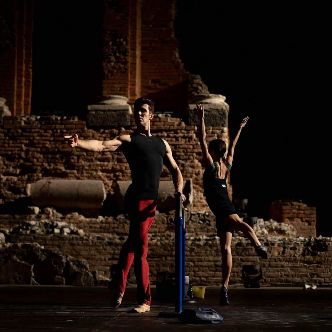 ロベルト・ボッレさんのインスタグラム写真 - (ロベルト・ボッレInstagram)「Training in the most magical place. #teatrogrecoditaormina #bolletour2023 #robertobolleandfriends  📸 @dancersdiary #aboutlastnight 🌟」7月31日 6時22分 - robertobolle