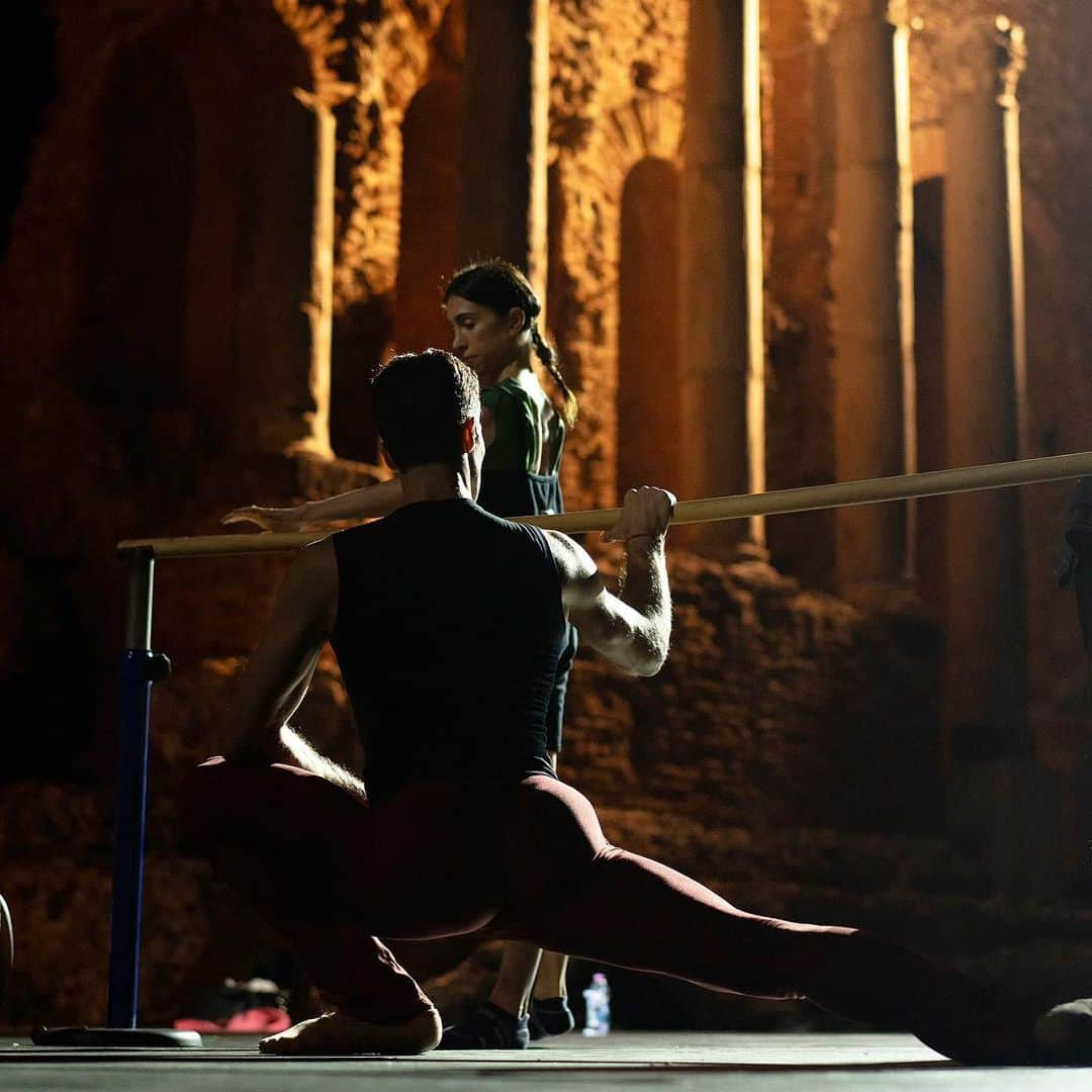 ロベルト・ボッレさんのインスタグラム写真 - (ロベルト・ボッレInstagram)「Training in the most magical place. #teatrogrecoditaormina #bolletour2023 #robertobolleandfriends  📸 @dancersdiary #aboutlastnight 🌟」7月31日 6時22分 - robertobolle