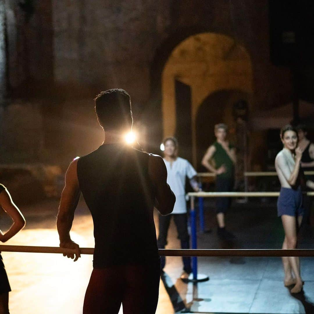 ロベルト・ボッレさんのインスタグラム写真 - (ロベルト・ボッレInstagram)「Training in the most magical place. #teatrogrecoditaormina #bolletour2023 #robertobolleandfriends  📸 @dancersdiary #aboutlastnight 🌟」7月31日 6時22分 - robertobolle