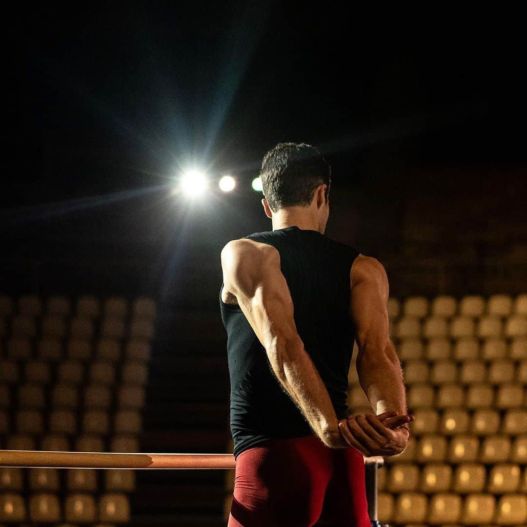 ロベルト・ボッレさんのインスタグラム写真 - (ロベルト・ボッレInstagram)「Training in the most magical place. #teatrogrecoditaormina #bolletour2023 #robertobolleandfriends  📸 @dancersdiary #aboutlastnight 🌟」7月31日 6時22分 - robertobolle