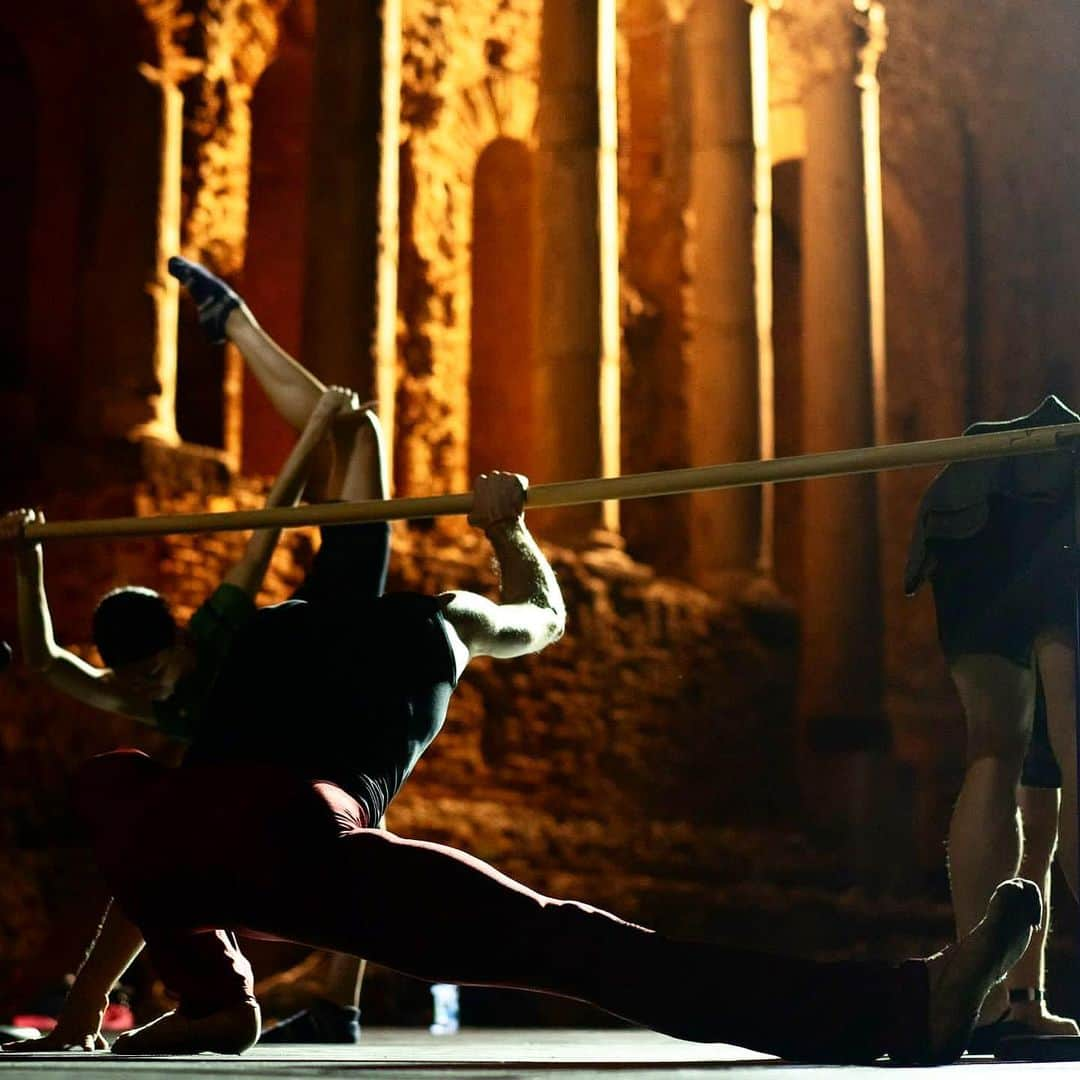 ロベルト・ボッレさんのインスタグラム写真 - (ロベルト・ボッレInstagram)「Training in the most magical place. #teatrogrecoditaormina #bolletour2023 #robertobolleandfriends  📸 @dancersdiary #aboutlastnight 🌟」7月31日 6時22分 - robertobolle