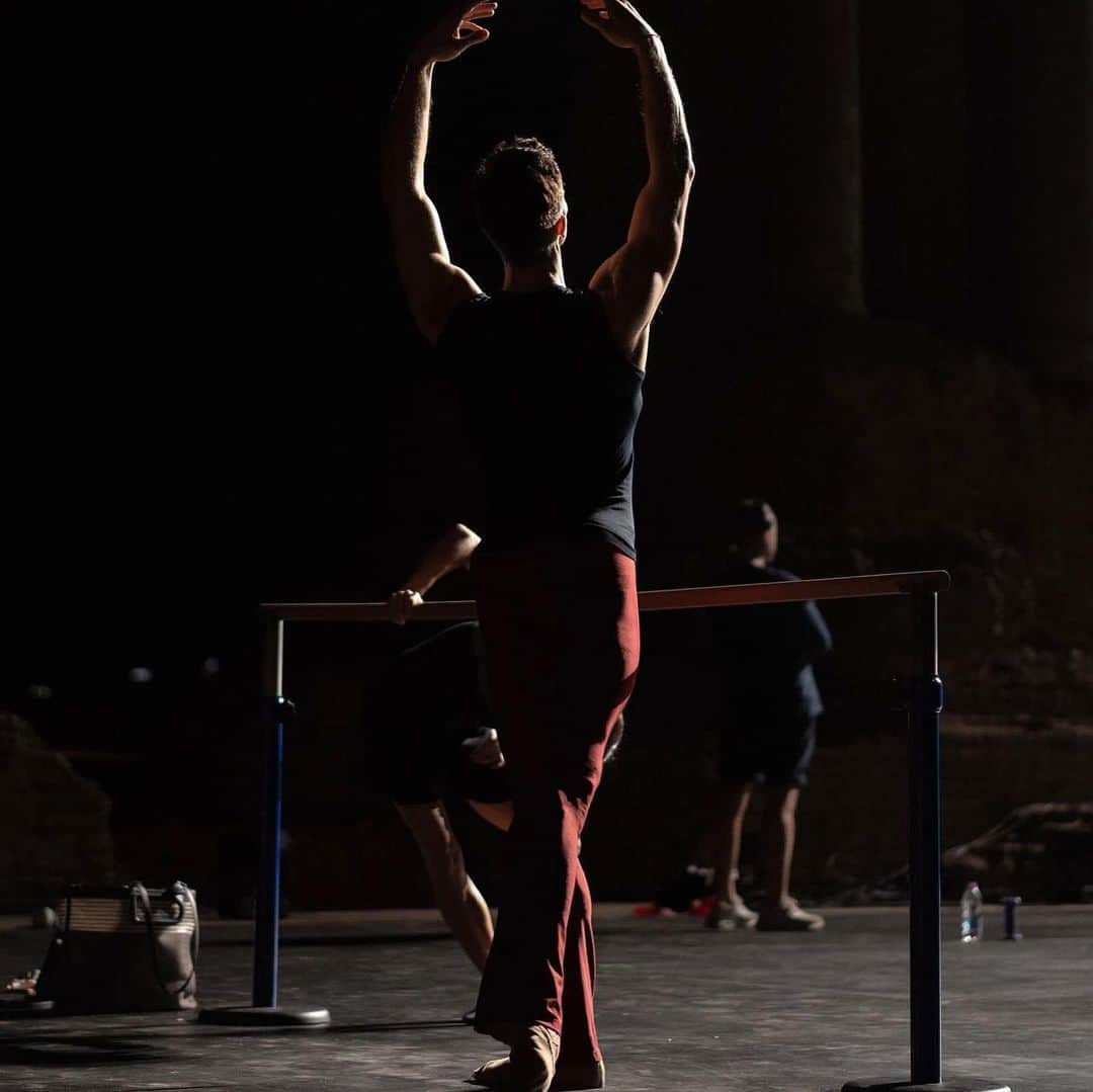 ロベルト・ボッレさんのインスタグラム写真 - (ロベルト・ボッレInstagram)「Training in the most magical place. #teatrogrecoditaormina #bolletour2023 #robertobolleandfriends  📸 @dancersdiary #aboutlastnight 🌟」7月31日 6時22分 - robertobolle