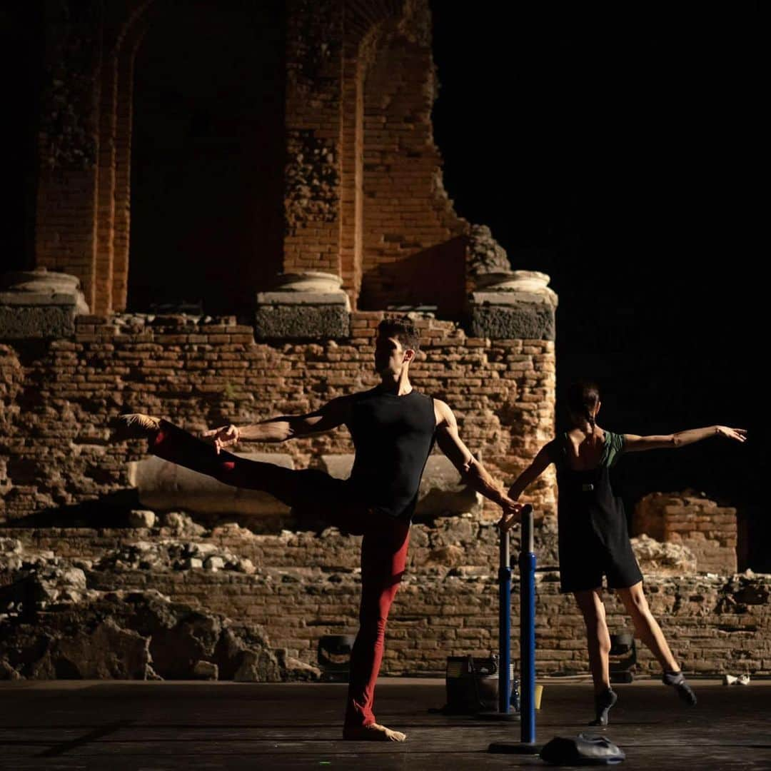 ロベルト・ボッレさんのインスタグラム写真 - (ロベルト・ボッレInstagram)「Training in the most magical place. #teatrogrecoditaormina #bolletour2023 #robertobolleandfriends  📸 @dancersdiary #aboutlastnight 🌟」7月31日 6時22分 - robertobolle