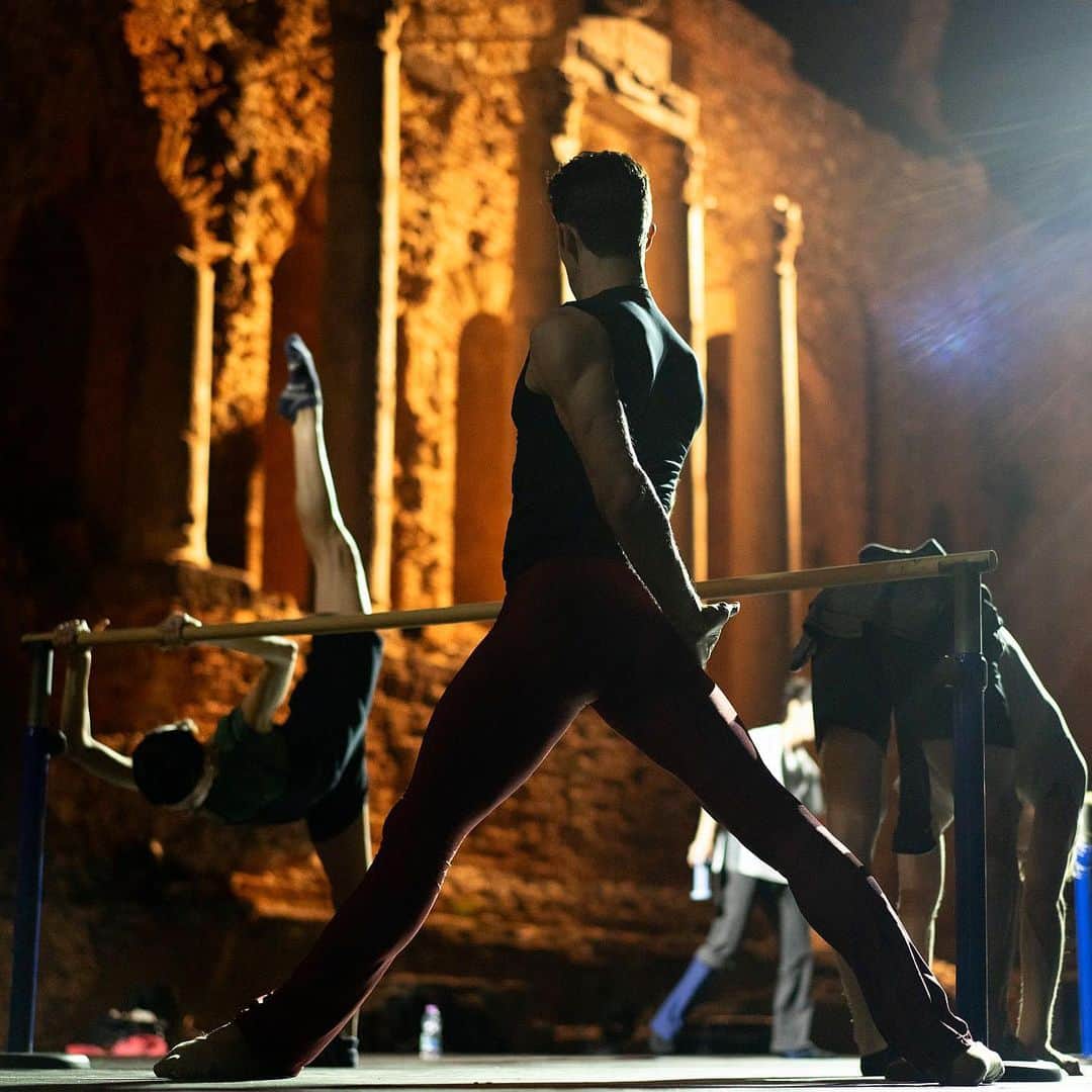 ロベルト・ボッレのインスタグラム：「Training in the most magical place. #teatrogrecoditaormina #bolletour2023 #robertobolleandfriends  📸 @dancersdiary #aboutlastnight 🌟」