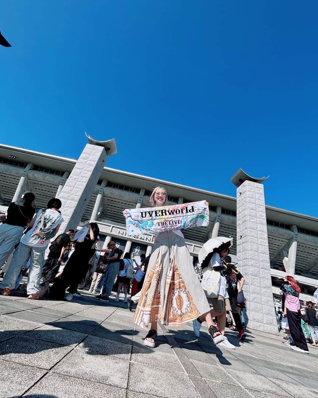 ぴゃんみつのインスタグラム：「UVERworld日産スタジアム参戦してきました！ 今回で記念すべき10回目の参戦……！  まず、めちゃくちゃ暑かったw 死ぬかと思ったww 汗どした？？一生出てくるが？？？  終わる頃には私はクタクタだったけど 一生歌声がブレず、27曲も歌い続けるTAKUYA∞すごすぎるよ……！ しかも、いつもジャンプしたり走ったり、動きが激しいからまじで喉化物かよ！と思うw  彼は毎日10km当たり前のように欠かさず走ってるんだけど、すごいなってほんと思います 真似したくても続かないww  会場でお話してくれたcrewのみなさんありがとうございました🙇‍♂️！ 知り合いにも会えて、よかった！ また次のライブでも会えたらいいな✌️  ほんと、このバンド、最高です。 また過去一のライブをしてくれた。 この人たちの努力はほんと計り知れないなって 毎回思い知らされるし 行くたびに良い刺激をもらえて ほんと活力になってる。  だからまた参戦したい！！  個人的にUVERworldを好きになったきっかけでもあるシャカビーチを歌ってくれたのがめちゃくちゃ嬉しかった 中々シャカビーチは歌わないから、夏の日産なら歌ってくれるんじゃないか！って少し期待してた……！ そしたら歌ってくれたという奇跡！最高！ 1人でエモ〜ってなってた  にしても7万2千人の動員数！！ 2日目の男祭りでは、ほぼ男だけで7万2千人……！ すごすぎるって、ほんとでっかくなった  TAKUYA∞の書く歌詞に何度も助けられてるから彼らが走り続ける限りどこまでもついていきたい おわり  #uverworld #uverworld日産スタジアム」