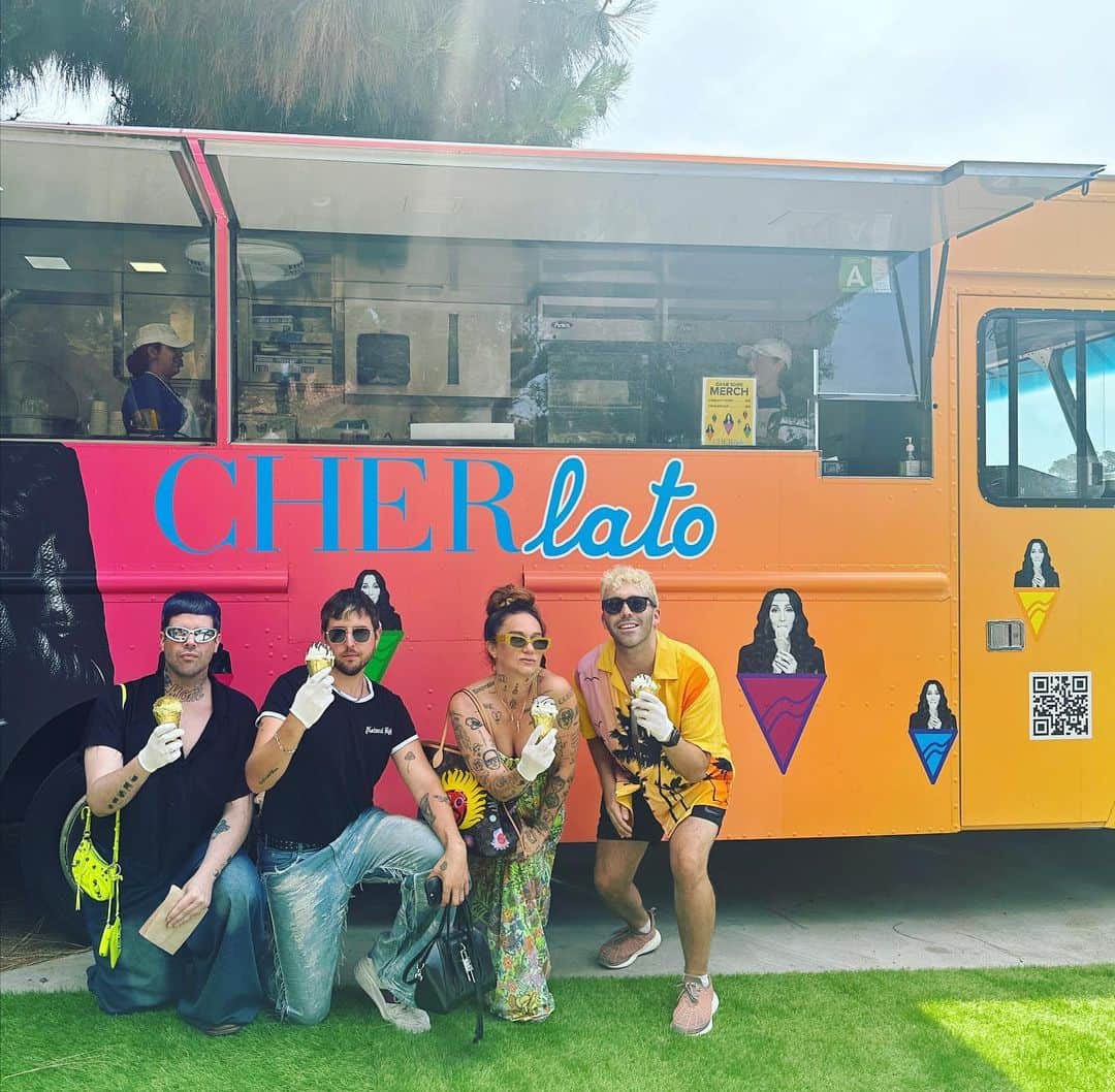 のインスタグラム：「when our queen says eat, we eat 🍦 @cher」