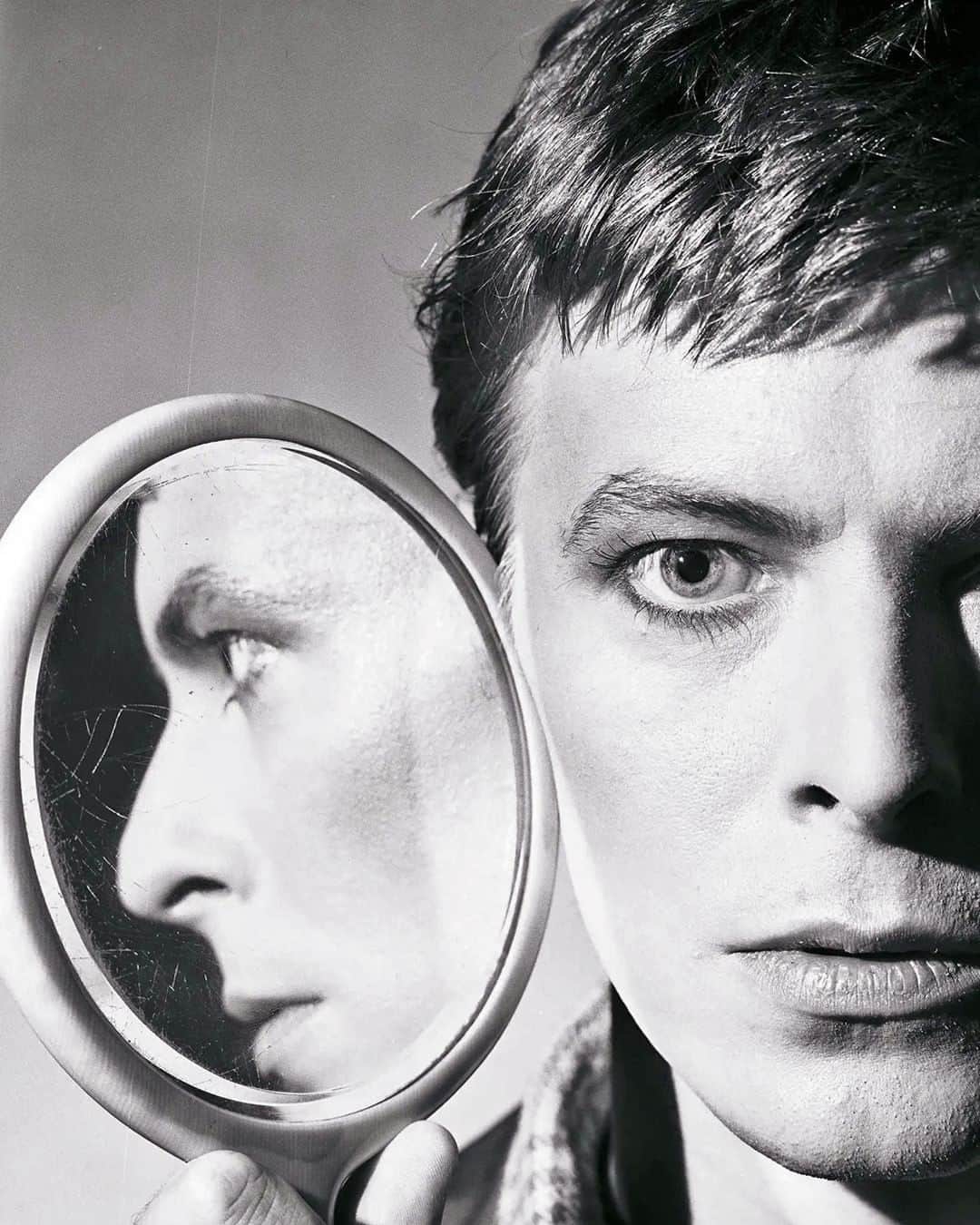 デヴィッド・ボウイさんのインスタグラム写真 - (デヴィッド・ボウイInstagram)「Bowie by Clive Arrowsmith 1977  #BowieReflections」7月31日 6時36分 - davidbowie