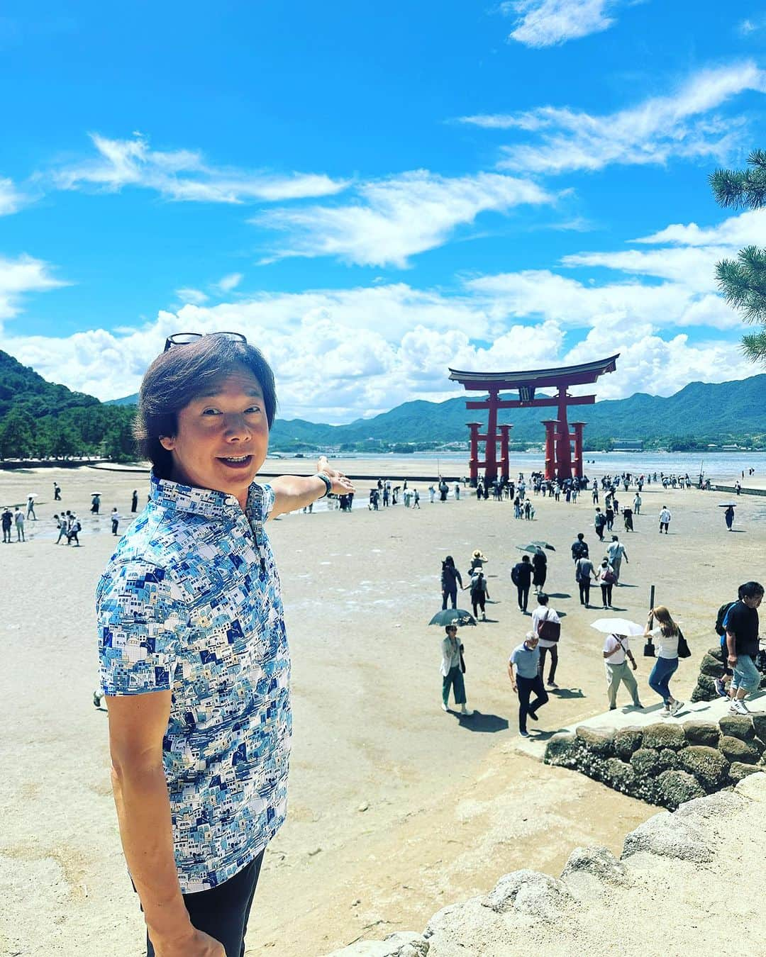 佐藤弘道さんのインスタグラム写真 - (佐藤弘道Instagram)「広島県にやって来ましたぁ〜！ まずは、厳島神社へ行って「無病息災」「交通安全」の祈願をして来ました。 鹿ちゃんとも仲良くしてもらって嬉しい♡ 水族館で暑い身体を冷やして、たくさん癒されました(^^) さぁ〜夏の研修会ツアーがスタート！ 最後まで喉も身体を維持出来るように願うばかりです(๑>◡<๑)」7月31日 7時04分 - satouhiromichi023