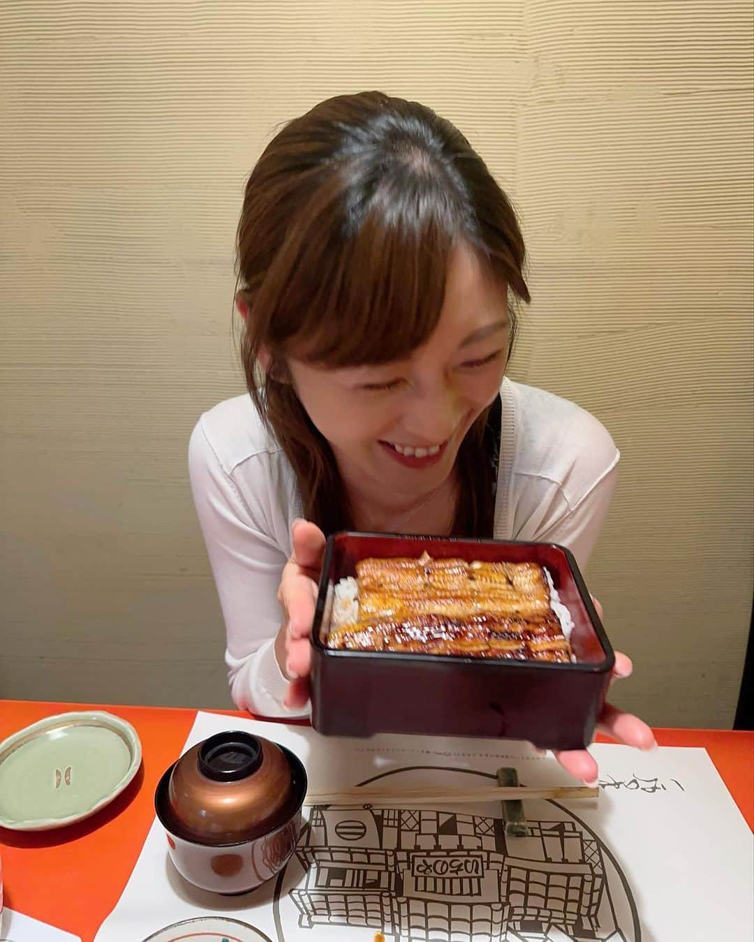 原史奈さんのインスタグラム写真 - (原史奈Instagram)「土用の丑の日 うなぎを食べて運気アップ＆パワーチャージ‼️ 昔は苦手で食べられなかった鰻 今ではこんなに笑いが止まらないほど好きに🥰 美味しかった〜😋 暑い夏を乗り切るぞー‼️ #土用の丑の日 #うなぎ #運気アップ #パワーチャージ #いちのや #笑い止まらない   #原史奈  #ゴルフ #ゴルフレッスン #ゴルフ女子 #ゴルフ大好き #golf #ゴルフウエア #ゴルフコーデ #ゴルフグッズ #ゴルフ動画 #ping #g410 #callaway #paradym #paradymmaxfast #even #archivio #アルチビオ #eyevol #cuartounited #instagolf」7月31日 6時57分 - fuminahara