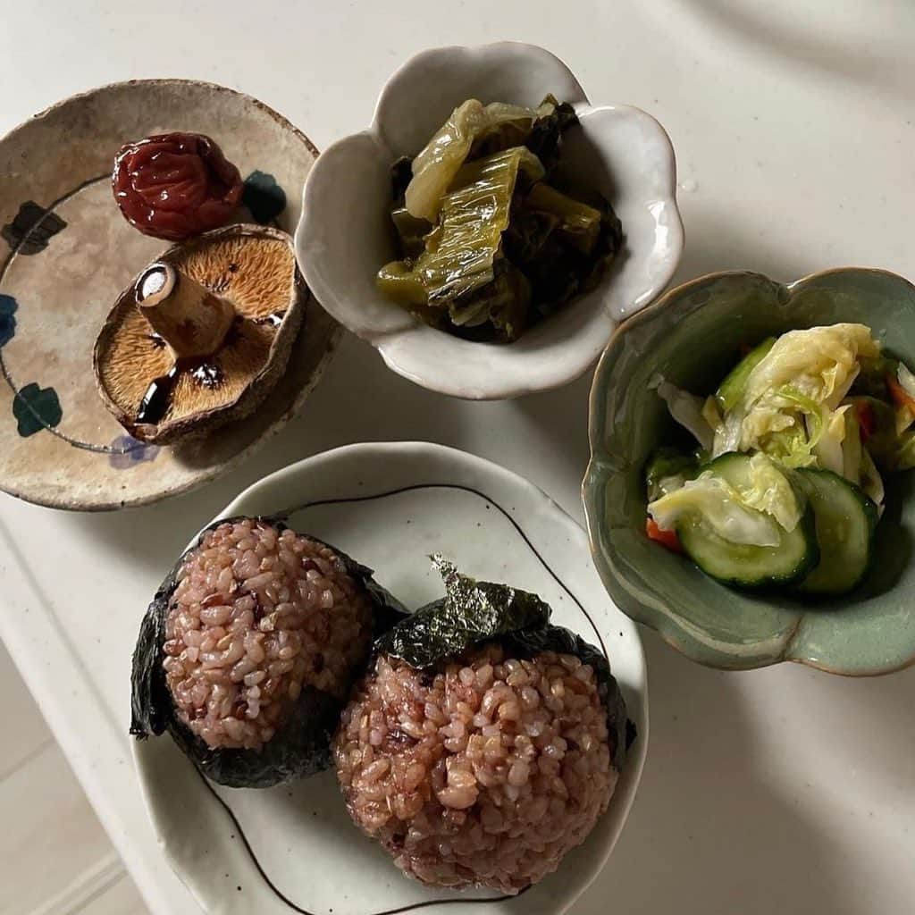 HIMAWARIさんのインスタグラム写真 - (HIMAWARIInstagram)「【 食道 】  「道」という漢字は  「首」と「しんにょう」で出来ています。  首は「人間」を表ししんにょうは「往来」を表すそうです。  人が物理的に行きかう場所 それが「道(みち)」です。  そこから発展して人が何度も同じことを反復して得た最高の善を「道(どう)」というのです。  単に技術を磨くだけでなく(もちろんそれも大切)   人としての成長をめざす  それが「道(どう)」という一文字に表現されているのです。  日本の伝統文化には  茶道 華道 書道  の三道があります。  剣道 弓道 柔道 武道 合氣道  なども  技だけでなく鍛錬することで 人として成長し 自分だけの「道」が作られていくものだと考えています。  食も  「食道」  として捉え  一人一人が自分の「道」を見つけ研ぎ澄ませていかねばならない、 いいえ、当たり前にやるべきだと思うのです。  「誰かに言われたから」 「この健康法が流行っているから」 「テレビで言ってたから」 「Instagramでフォロワーの多い健康インフルエンサーが言ってたから」  じゃないんです。  あなたの身体は 唯一無二です。  あなただけの  「道」  を見つけその道を丁寧に歩く他  健康も元氣もしあわせも  遠のいていくばかりです。  食道を極め 命を大切に 生きていきましょ。  #食道 #あなたは食べたものでできている  #youarewhatyoueat」7月31日 7時00分 - himawari_miyazaki