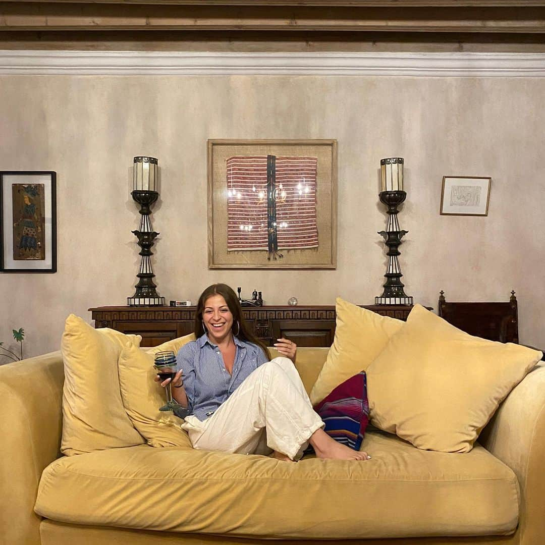 ベイビー・アリエルのインスタグラム：「do i buy a yellow sofa for my house?????? lmk」