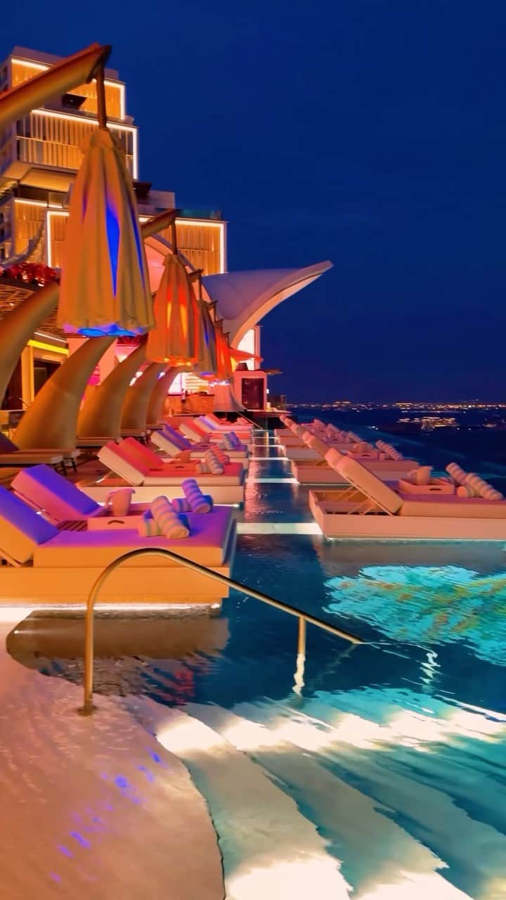 BEAUTIFUL HOTELSのインスタグラム：「@terplanet unveils the rooftop beach club at the luxurious Atlantis The Royal, where paradise meets the cityscape! 🏙️ Get ready to soak in the sun, relax by the pool, and enjoy breathtaking views of the vibrant city below! ✨  Welcome to Atlantis The Royal, a majestic resort where opulence and adventure intertwine. Immerse yourself in world-class amenities, dine at exquisite restaurants, and indulge in the ultimate luxury experience! 🍹  Who’s ready to make a splash at this rooftop beach club? 💦  📽 @terplanet 📍 @atlantistheroyal, Dubai, United Arab Emirates 🎶 Disco Lines - Baby Girl」