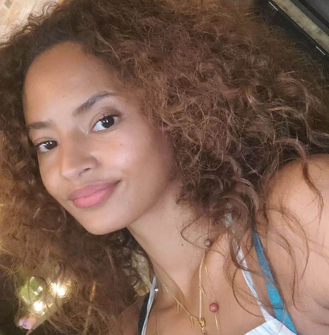 マライカ・ファースのインスタグラム：「💛💛💛」