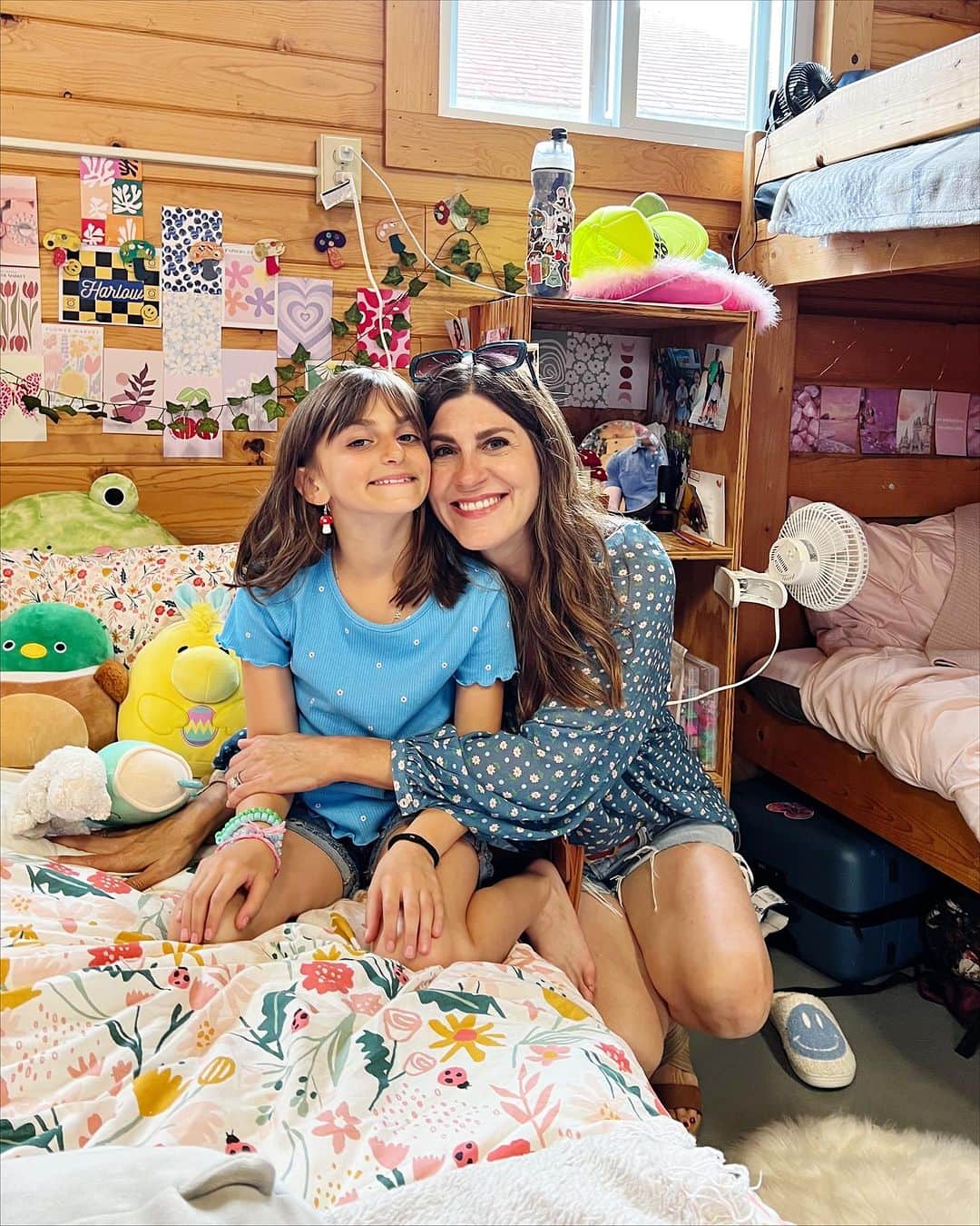 Ilana Wilesのインスタグラム：「It’s confirmed. Harlow is having an absolute blast at camp. She is so in her element it’s ridiculous. Every kid and counselor we passed on visiting day was like, “Hi Harlow!” “Hi Harlow!” Clearly she is making an impression. I have a lot more to say about camp, but for right now, I’m just going to leave you with these pics of Harlow in her bunk on visiting day. You can see it in her face. So much confidence and joy. Remember when she was the tiny kid with a terrible case of separation anxiety? Man have things changed! Also, I think her area at camp is neater than her room at home. And possibly more her style? I told her I liked the look. She said, “yes, it’s very cottage core.” 😂😂😂 Happy, confident and on trend!」
