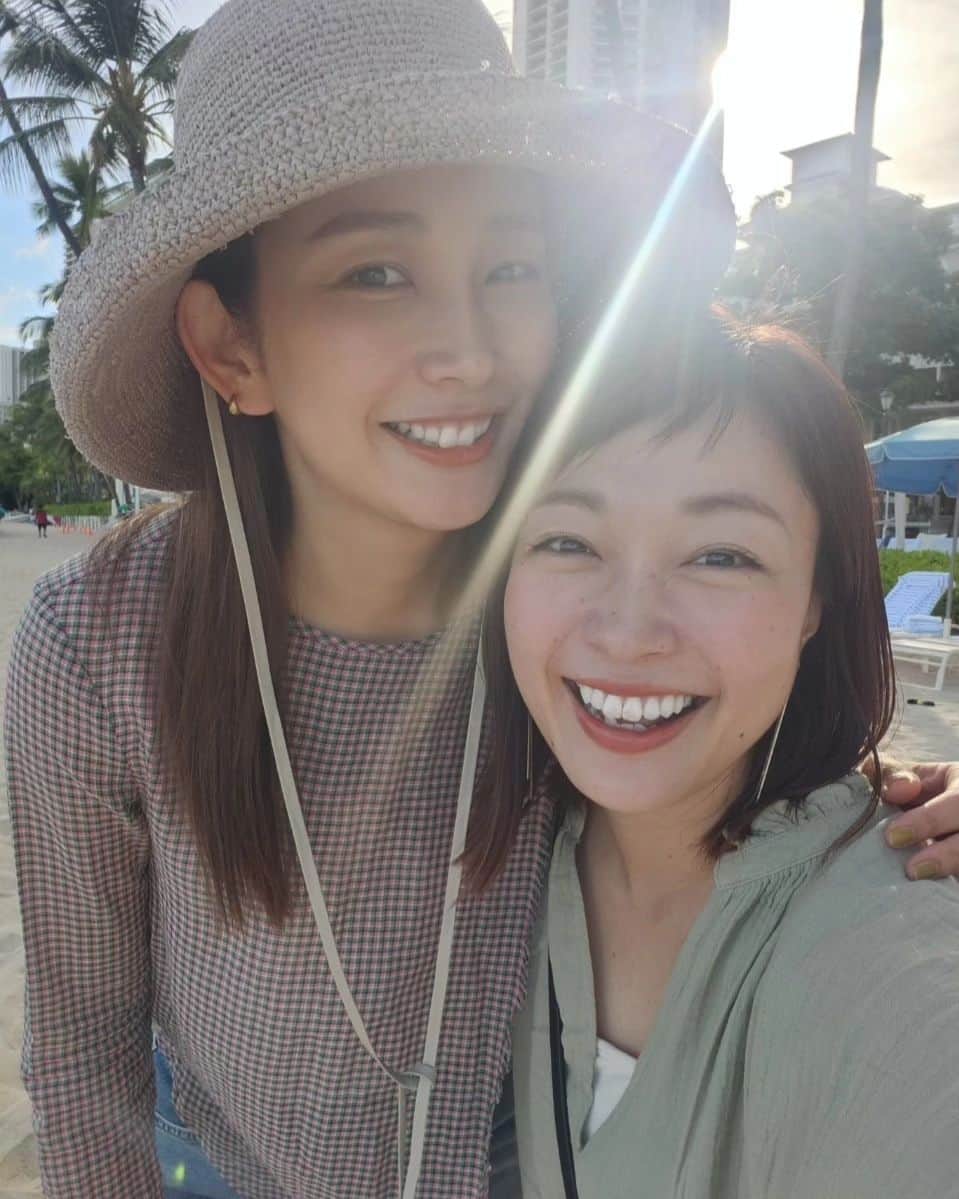 小雪のインスタグラム：「🌴 #まあこゆき 私たちの夏休みは なーんでもありの旅！  サンフランシスコへ行くのに ハワイ乗り換えもあるんだ！ということで、 今はハワイを満喫中🌺  なかなか休めないからこそ 休めるときは、とことんリフレッシュ。これが大事～！  ハワイの空と海のあおが 最高にきれいです。 のんびり癒される～  #夏休み #hawaii  あ！体調復活して元気になってます😂🙏🏻」