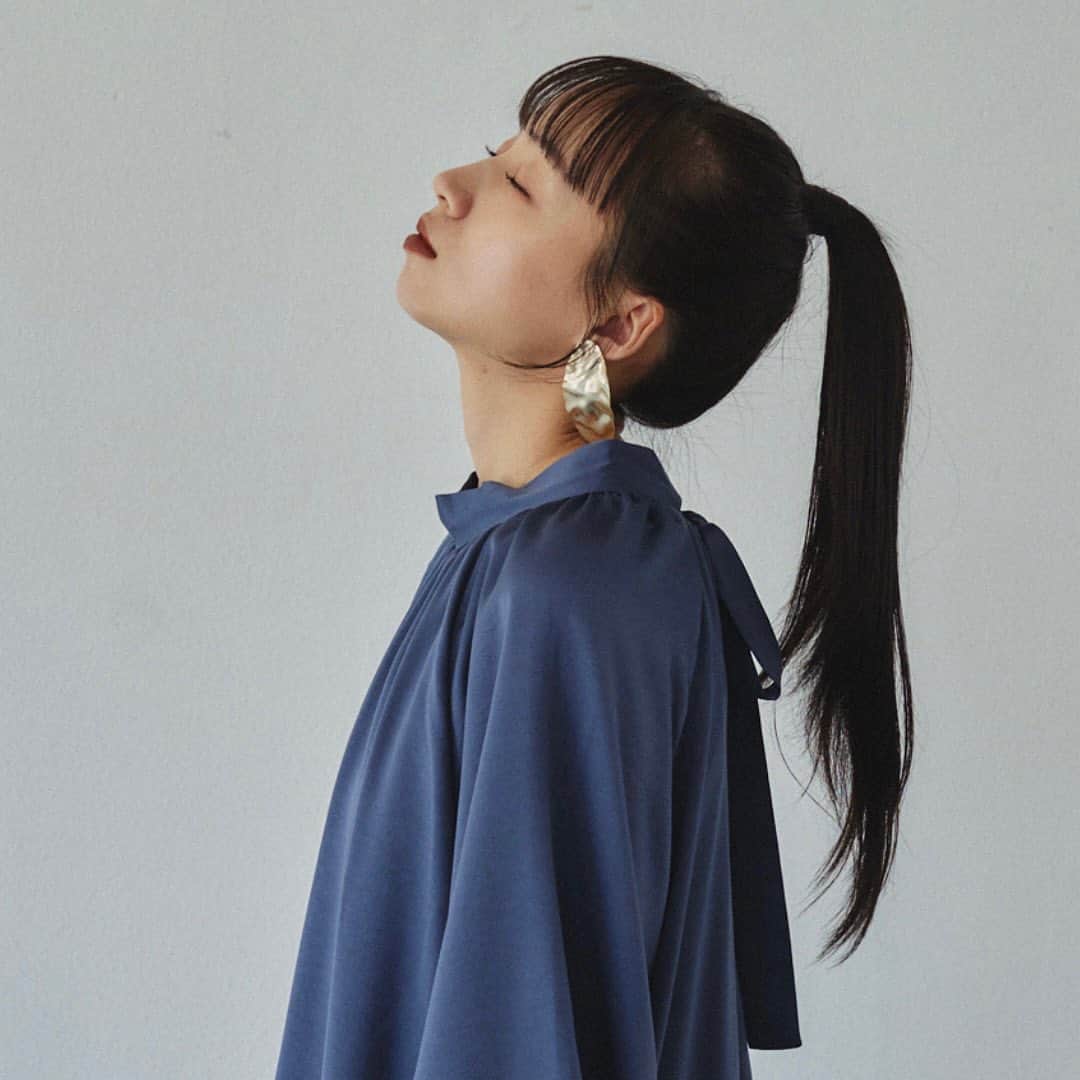 Vannie Officialのインスタグラム：「ボリュームリボンブラウス  … Design …  ・存在感のあるバックリボン ・落ち感と光沢が上品なサテン素材 ・アウトスタイルでも着れるチュニック丈 ・奥行きが出るフロントギャザー ・ラグランスリーブで肩幅が目立たずきゃしゃ見え ・こなれたニュアンスカラーでひと足先に秋ムードに  … Styling … 今季もマストアイテムのサテン素材  ボトムスの形を選ばない優秀ブラウス 上品なムードのサテンにデニムをあわせてデイリーになじませて アップヘアでポイントのバックリボンをいかしたり サテンのボトムスをあわせてドレスアップも◎  ━━━━━━━━━━━━━━━━━━━━━  透け感：なし 裏地：なし 厚さ：普通 伸縮性：なし 光沢感：あり  ━━━━━━━━━━━━━━━━━━━━━━ ※詳しくは洗濯タグをご確認ください #vannie_u」
