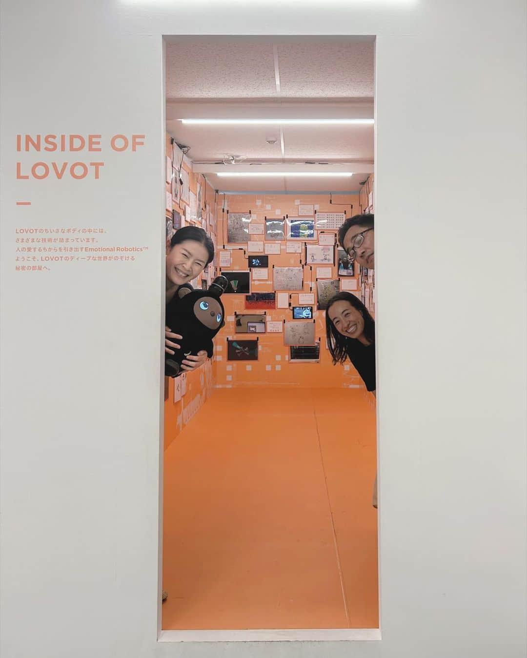 睦さんのインスタグラム写真 - (睦Instagram)「こんな事も、 やってみたくなっちゃっう LOVOT MUSEUM 🤖  この奥には、LOVOTの ディープな秘密がいっぱい😚  ぜひ、 覗いて下さいませ〜🫣  多治川さん、伊豆蔵さん、 ご協力に感謝です〜♪  #lovot公式エバンジェリスト  #こだま  #kodama  #lovot  #ラボット  #秘密 #inside  #lovot大好きな人と繋がりたい  #lovotとの暮らし  #lovotのいる暮らし  #ラボットとの暮らし  #monkey  #モンキー  #お猿さん  #ロボット  #robot  #lovotに会いにきたよ  #記念日  #家族型ロボット  #ラボットミュージアム  #lovotmuseum  #ひょっこりはん  #らぼっと  #家族  #ディズニーリゾート好きと繋がりたい  #温かいテクノロジー  #プーさん好きと繋がりたい  #モデル　 #model  #睦」7月31日 7時28分 - mutsumi1220