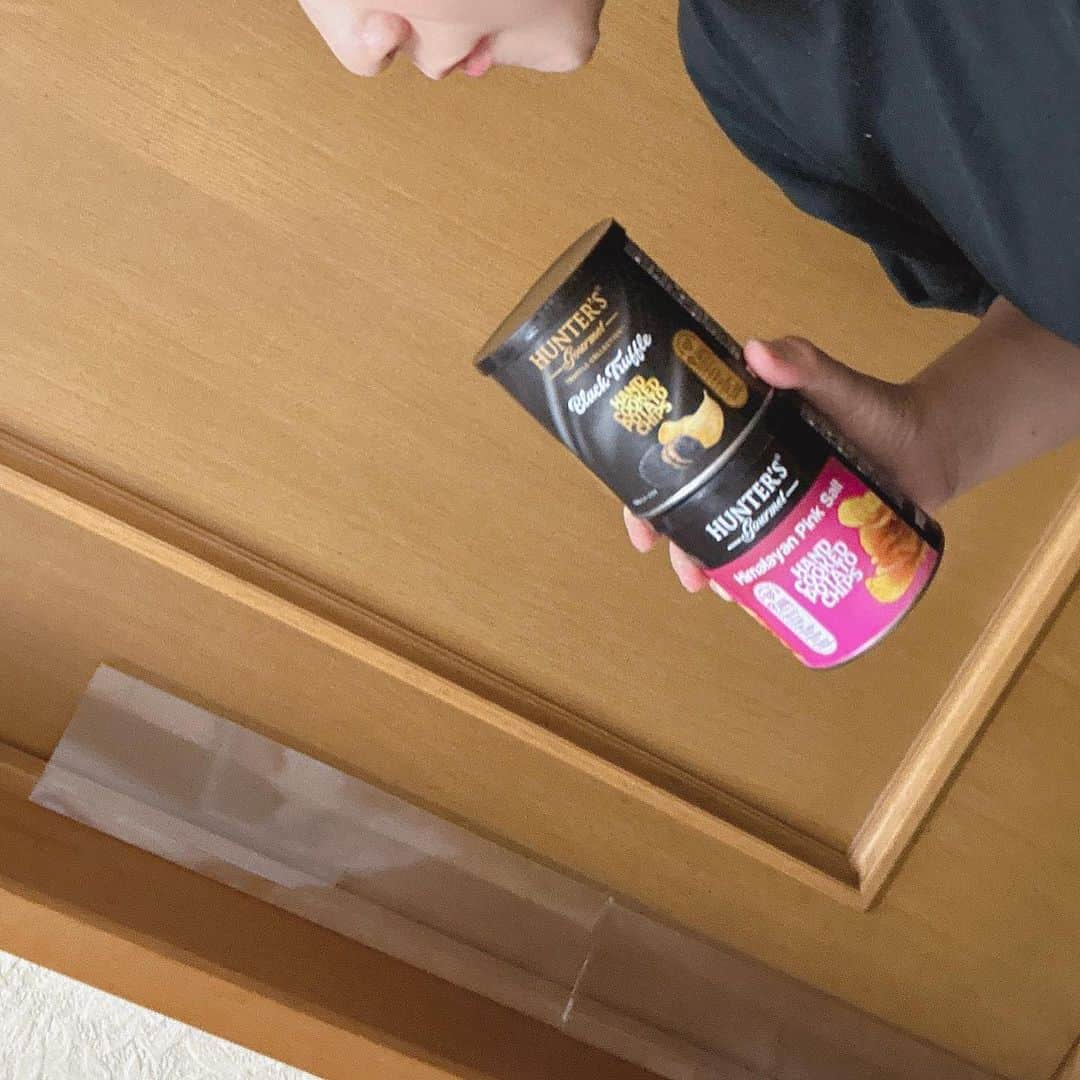 世手子さんのインスタグラム写真 - (世手子Instagram)「good morning🌞 Installed while the child was sleeping👍 thank you potato chips❣️ おはよう😃 一昨日かな？ 大分の #雷鳴 で目覚めたので本日はぐっすり💤 次男くんが #夜泣き しなかったので早めに起きることが出来た🌟 お子さまが寝ている間に @yoch2club #はさマンモスz を設置(^_^) 薄いから簡単に設置できた(^-^) 家のつくりによって自由自在にできるから素晴らしい(o^^o) ご褒美に #朝ポテチ w 今日も一日がんばろー #事故防止 #事故防止グッズ   @55kitchen.shop ピンクソルトとトリュフも美味しかった💖  韓国食品・アジア食品専門【55kitchen】  日本にいながら、アジア各国を旅するようにお買い物 韓国食品をはじめアジア各国の食品を数多く取り揃えてるよ(^^) 遠方の方はECサイトで購入可能だよ🌟 https://55kitchen.shop/  #55kitchen #アジア食材 #アジアン食品店 #アジア飯 #アジアフード #アジアグルメ #お菓子大好き #韓国のお菓子好きな人と繋がりたい #asia #韓国 #おうちでまったり時間 #ポテトチップス #ポテトチップス好き #アラブ #アラブ #アラブスイーツ #トリィフ味 #トリフチップス #スナックタイム #おやつ #美味しい　 #PR」7月31日 7時37分 - rojide