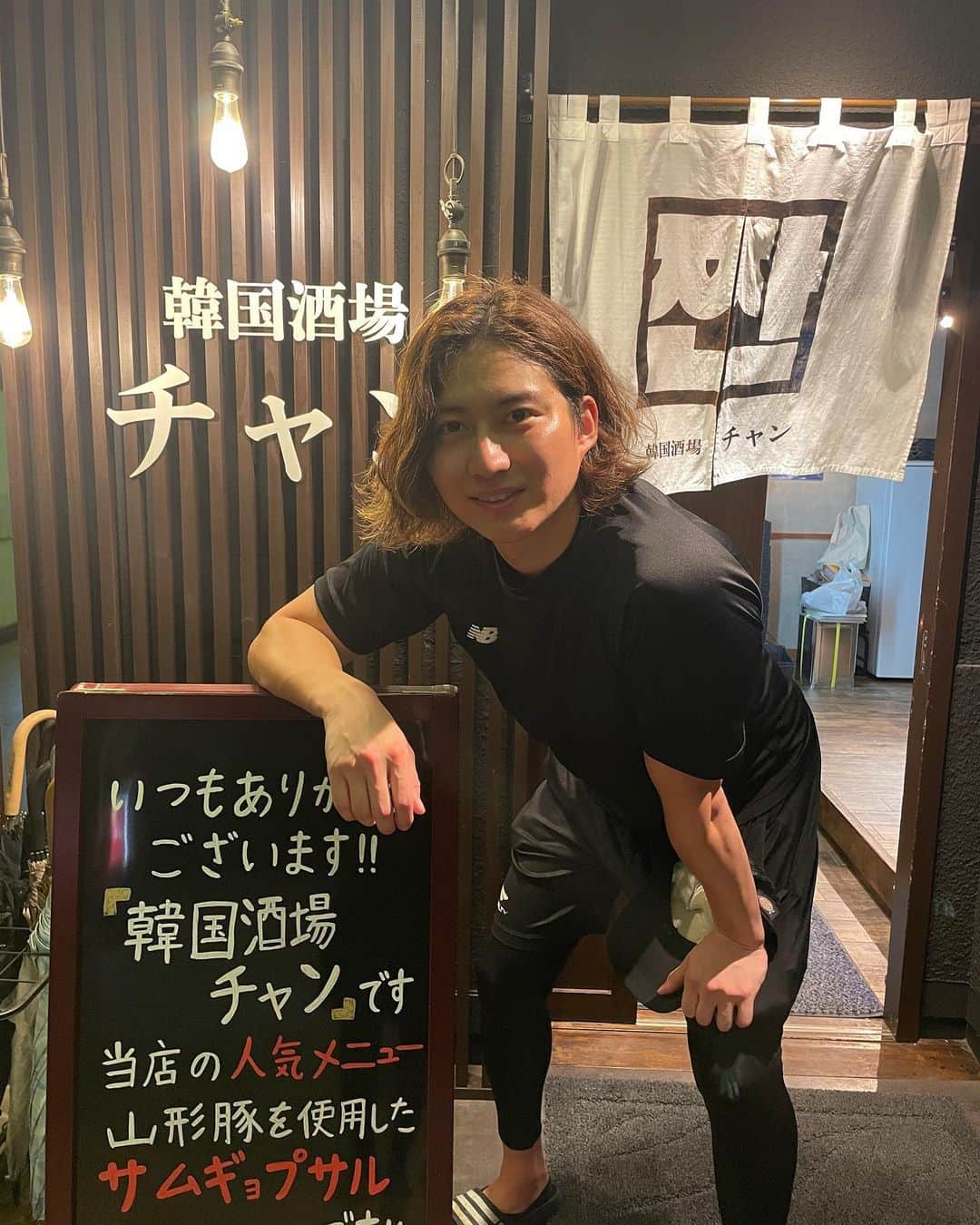摂津颯登さんのインスタグラム写真 - (摂津颯登Instagram)「昨日の7月30日、韓国酒場チャンで働く最後の日でした。  プロサッカー選手を引退し、セカンドキャリアを悩みながら模索している自分に、 一緒に働かないかとお話をくださった誓志さん、まこっちゃんの方々、そしていつもお店に足を運んでくださるお客様、 約一年半という短い期間でしたが 本当にありがとうございました。  僕はこの大好きな山形の地に帰ってきて、たくさんのお客様、友達、お世話になった方々、モンテディオ山形の関係者の方々、サポーターの皆様とお店でお会いすることができてとても幸せでした！😌  今後はまた山形を離れることになりますが、あたたかく今後の活動など見守っていただけると嬉しいです。  それではまた🙇‍♂️ 山形に遊びに来ます☺️👋  감사！！  #韓国酒場チャン #博多屋台まこっちゃん #モンテディオ山形 #増田誓志 #摂津颯登 #韓国 #山形」7月31日 7時48分 - hayato_settsu_official