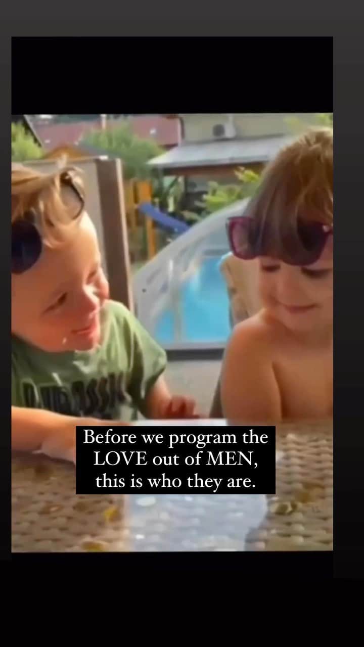 アナリン・マッコードのインスタグラム：「Boys are beautiful: brand new humans full of love. Societal programming uninterrupted turns a boy who loves into a man who loses the truth of his strength.   May the Divine Feminine return in full force to love our boys and men back to truth. Because we aren’t interested in ‘tit for tat’ or quid pro quo. DIVINE Feminine is ONLY interested in a world full of less FEAR and more LOVE. #higherconsciousness #5D#5dconsciousness #love#truth#healing#mentalhealth#menandwomen#unityconsciousness #newearth #carljung #poetry #poem #poet」
