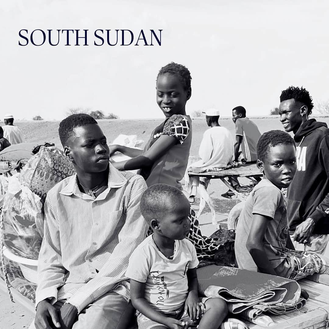 アンジェリーナ・ジョリーのインスタグラム：「Fighting in Sudan has displaced more than 3,000,000 people. Among them are South Sudanese refugees who fled earlier violence in their own country, and who are now displaced again, back into South Sudan where for many, home still isn’t safe for them. This is the reality for millions of refugees in the absence of peace agreements and stability in their countries - displacement upon displacement.   Please visit the link in my bio to learn more from my friends at @refugeesintl   #Sudan #SouthSudan #refugees」