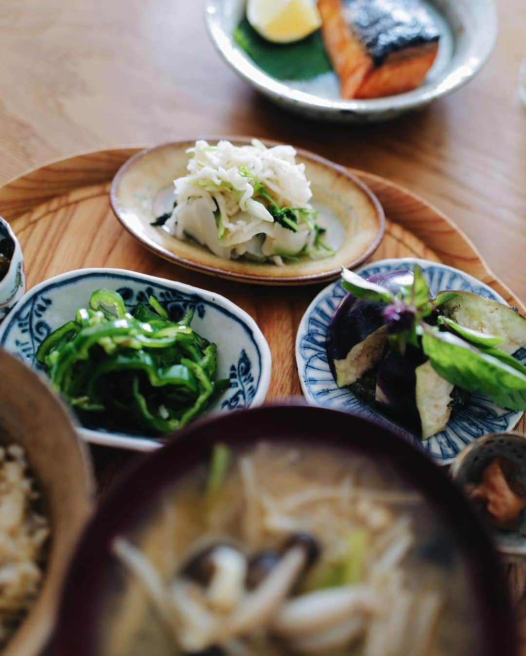 高山都さんのインスタグラム写真 - (高山都Instagram)「家で食べる時は、できるだけバランスよく。  乾物をストックしておくと、副菜にもよし、お味噌汁の出汁によしと便利で、切り干し大根は必ず常備しています。 甘みや旨みが強いし、しゃきしゃきの歯応えが楽しいし、栄養価は高いし。  整え献立だった昨日のブランチ  焼き鮭 生ピーマンのオイスター塩昆布 切り干し大根とパクチーの魚醤レモン和え 水茄子ジェノベーゼ もずく酢 梅干し 玄米 切り干し大根ときのこのお味噌汁  特に整えたいなーって時は、添加物を避ける、小麦を控える、油も少量、野菜を多めに、玄米一択。 吹き出物とか肌荒れの時にも、意識的にそうしてます。  #みやれゴハン  小皿にお盆が最近の定番。 作るの面倒だけど、目にも賑やかだし、少しずつ色々食べられるのが嬉しいし、満足度高い。」7月31日 7時45分 - miyare38