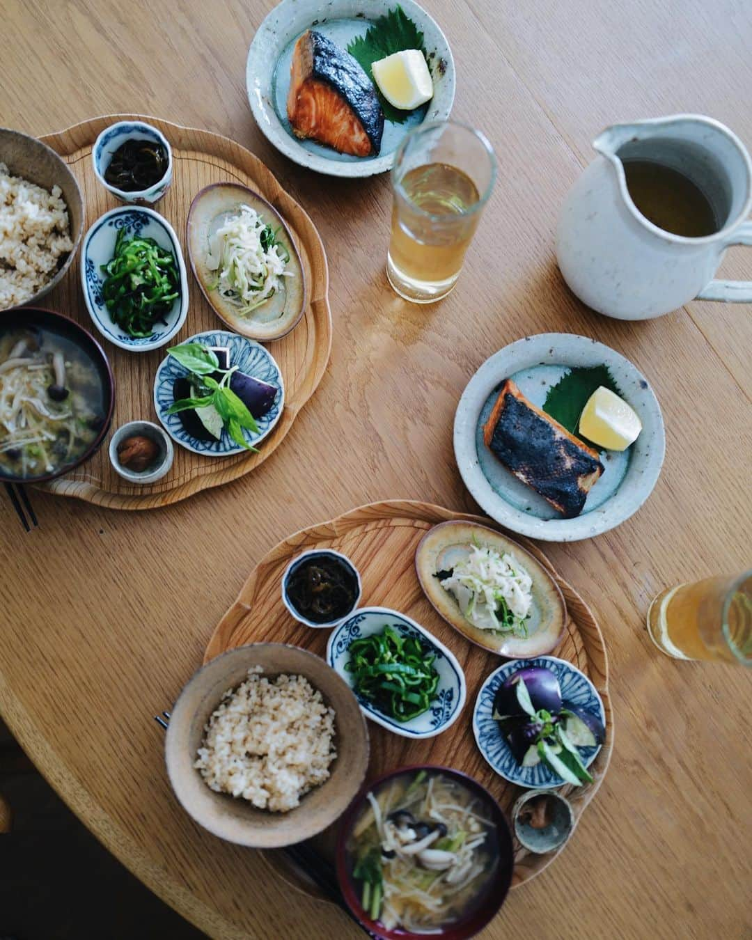 高山都さんのインスタグラム写真 - (高山都Instagram)「家で食べる時は、できるだけバランスよく。  乾物をストックしておくと、副菜にもよし、お味噌汁の出汁によしと便利で、切り干し大根は必ず常備しています。 甘みや旨みが強いし、しゃきしゃきの歯応えが楽しいし、栄養価は高いし。  整え献立だった昨日のブランチ  焼き鮭 生ピーマンのオイスター塩昆布 切り干し大根とパクチーの魚醤レモン和え 水茄子ジェノベーゼ もずく酢 梅干し 玄米 切り干し大根ときのこのお味噌汁  特に整えたいなーって時は、添加物を避ける、小麦を控える、油も少量、野菜を多めに、玄米一択。 吹き出物とか肌荒れの時にも、意識的にそうしてます。  #みやれゴハン  小皿にお盆が最近の定番。 作るの面倒だけど、目にも賑やかだし、少しずつ色々食べられるのが嬉しいし、満足度高い。」7月31日 7時45分 - miyare38