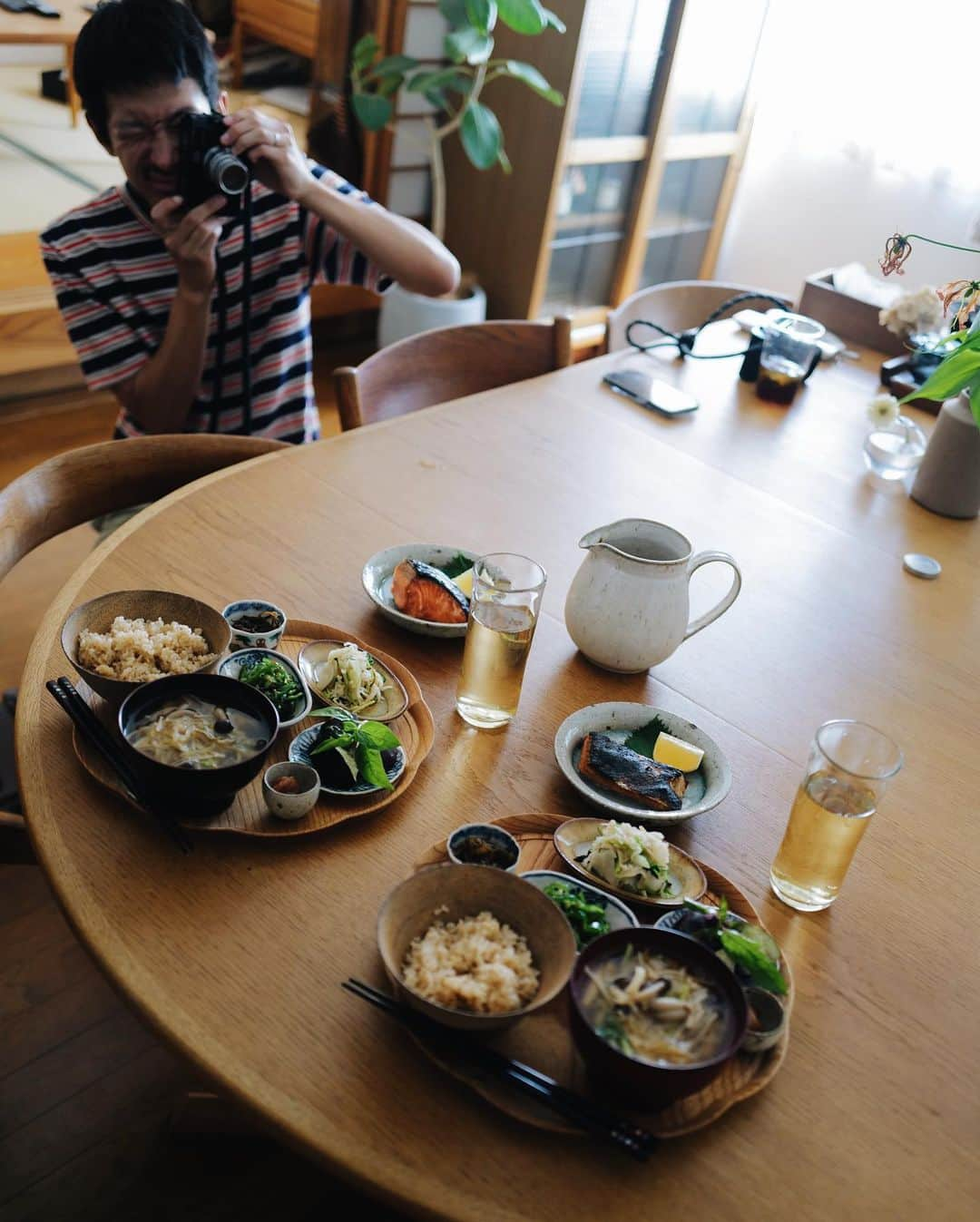 高山都さんのインスタグラム写真 - (高山都Instagram)「家で食べる時は、できるだけバランスよく。  乾物をストックしておくと、副菜にもよし、お味噌汁の出汁によしと便利で、切り干し大根は必ず常備しています。 甘みや旨みが強いし、しゃきしゃきの歯応えが楽しいし、栄養価は高いし。  整え献立だった昨日のブランチ  焼き鮭 生ピーマンのオイスター塩昆布 切り干し大根とパクチーの魚醤レモン和え 水茄子ジェノベーゼ もずく酢 梅干し 玄米 切り干し大根ときのこのお味噌汁  特に整えたいなーって時は、添加物を避ける、小麦を控える、油も少量、野菜を多めに、玄米一択。 吹き出物とか肌荒れの時にも、意識的にそうしてます。  #みやれゴハン  小皿にお盆が最近の定番。 作るの面倒だけど、目にも賑やかだし、少しずつ色々食べられるのが嬉しいし、満足度高い。」7月31日 7時45分 - miyare38