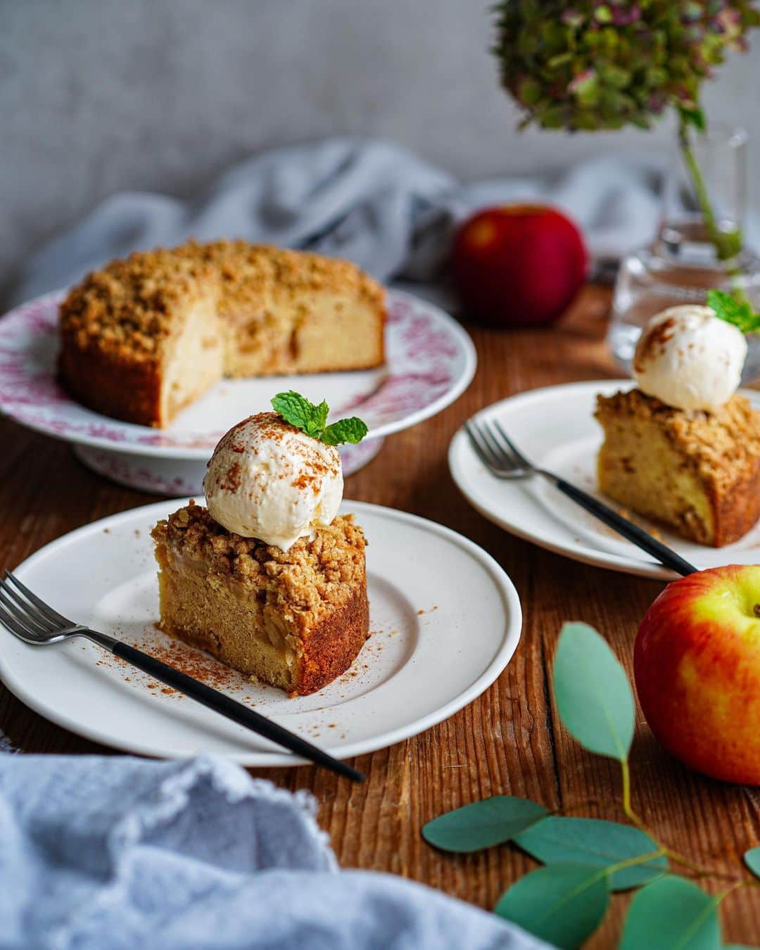 Ayaのインスタグラム：「アップルクランブルケーキ🍎  おはようございます😊  週末のおやつ用に作ったアップルクランブルケーキ🍎  こちらは、ゆうたくん　@yutaokashi の著書のBAKE ! より作りました😊  実はこのケーキを作るのは2回目✨  1回目はアイスなしで食べたので、今回はアイスのっけに🥰  やっぱりゆうたくんレシピは美味しいなぁ〜💓  JAZZりんごで作ったのだけど、加熱してもりんごの食感が生きていてこれまた美味しかった❣️  今日から長女は夏休み✨  毎日部活はあるけれど、お弁当はひとまずお休みです🙌  気づいたら今日が7月最終日‼️  楽しすぎた関西旅行以降、どうやって毎日を過したほとんど記憶がありません🤣  来月こそは床で寝ない日をつくりたい😂 #今月は寝落ち度100％達成  今月もありがとうございました🥰 来月もよろしくお願いします✨  @jazzapplejp  #手作り#手作りおかし#休日が楽しみになる焼き菓子レシピ#bake#アップルクランブルケーキ  #アップルクランブル#焼菓子#フーディーテーブル#マカロニメイト#ロカリ#コッタ#jazzりんご#jazzapple」