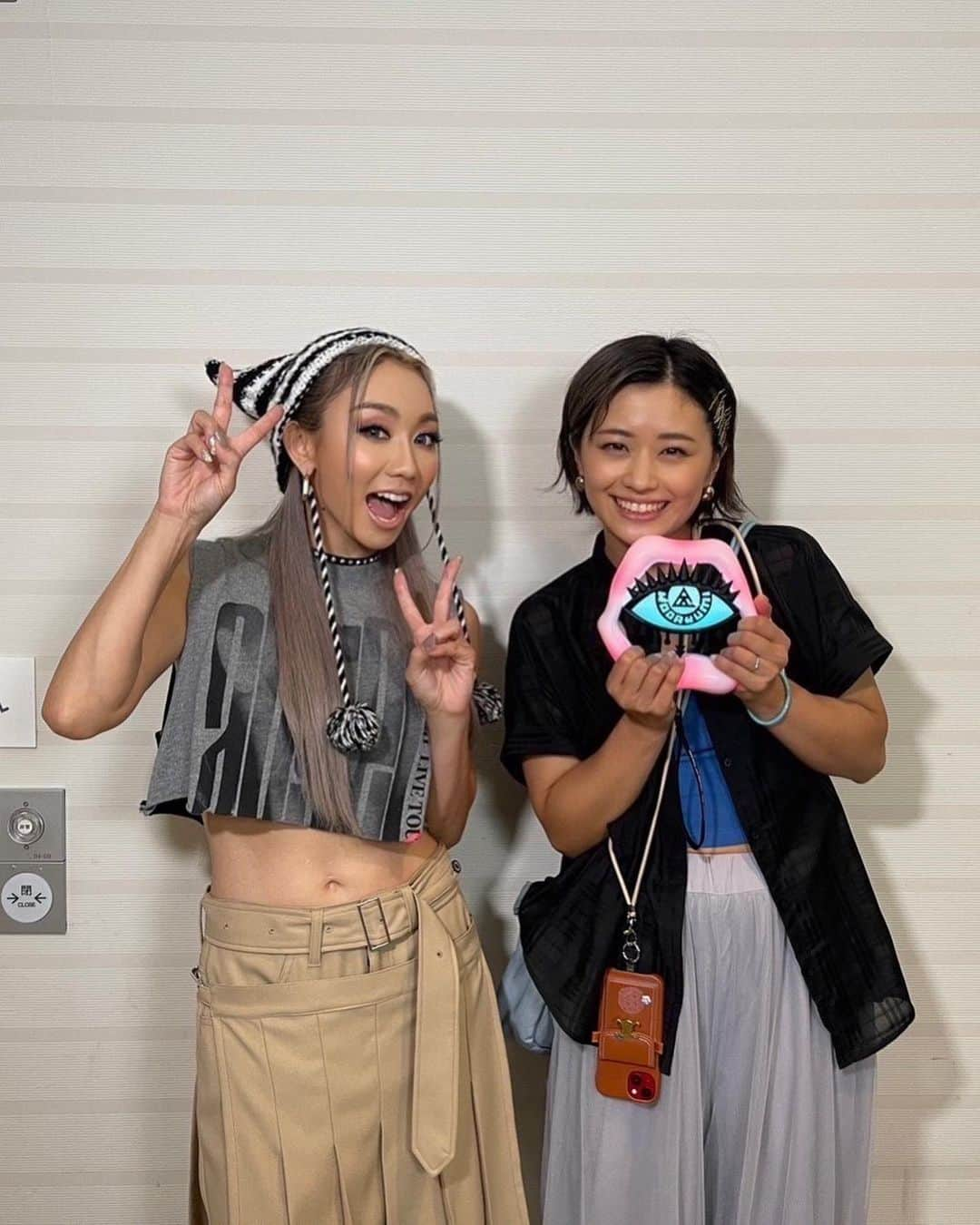 安枝瞳さんのインスタグラム写真 - (安枝瞳Instagram)「. KODA KUMI LIVE TOUR2023〜angeL&monsteR〜 engeL公演家族で見てきました！ もう本当感動！！！最高でした🥺 子供達も帰り道「楽しかったぁ〜」ってずっと言ってました☺️❤️ そして長いツアー最終日、本当にお疲れ様でした！！！！！ monsteR公演も見たい！！！ 歌も素敵で、懐かしかったりかっこよかったりで ライブの演出もかっこよ過ぎで あっという間でした😍😍 . 中学生くらいからずっと聴いてて、 その頃の私が見たら意味わからんことになってますが、 終演後ご挨拶させていただいて、お写真撮ってもらいました😭✨ (私の顔が緊張してる〜😂) あのライブがどんなけ準備と練習と努力が必要か… 本当に頭が下がります！ 私ももっと頑張らなきゃ！ってなりました🫡✨いやまじで😳 . 本当に素敵な1日になりました！！！！ くみさんありがとうございました😭💕 #KODATOUR23 #KODAKUMILIVETOUR2013 じゃなくて #kodakumilivetour2023  (教えてくれた人ありがとう…気持ちが10年前に戻ってたのかな😭) #国際フォーラム あと個人的子供達と夜公演普通に見れたのとてもお姉さんになったなぁ…と嬉しくなりました！！ ちびっこくみさんたくさんいて可愛かったぁ😍😍😍😍」7月31日 8時02分 - hitomiyasueda