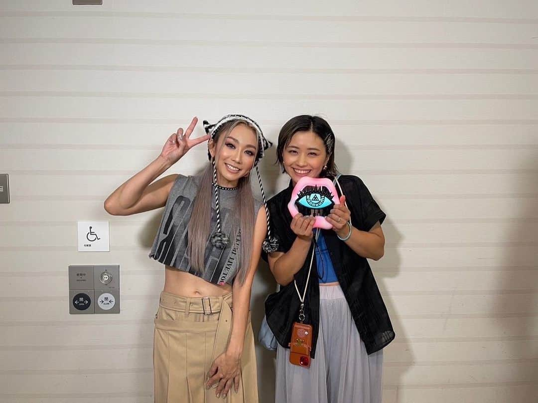 安枝瞳さんのインスタグラム写真 - (安枝瞳Instagram)「. KODA KUMI LIVE TOUR2023〜angeL&monsteR〜 engeL公演家族で見てきました！ もう本当感動！！！最高でした🥺 子供達も帰り道「楽しかったぁ〜」ってずっと言ってました☺️❤️ そして長いツアー最終日、本当にお疲れ様でした！！！！！ monsteR公演も見たい！！！ 歌も素敵で、懐かしかったりかっこよかったりで ライブの演出もかっこよ過ぎで あっという間でした😍😍 . 中学生くらいからずっと聴いてて、 その頃の私が見たら意味わからんことになってますが、 終演後ご挨拶させていただいて、お写真撮ってもらいました😭✨ (私の顔が緊張してる〜😂) あのライブがどんなけ準備と練習と努力が必要か… 本当に頭が下がります！ 私ももっと頑張らなきゃ！ってなりました🫡✨いやまじで😳 . 本当に素敵な1日になりました！！！！ くみさんありがとうございました😭💕 #KODATOUR23 #KODAKUMILIVETOUR2013 じゃなくて #kodakumilivetour2023  (教えてくれた人ありがとう…気持ちが10年前に戻ってたのかな😭) #国際フォーラム あと個人的子供達と夜公演普通に見れたのとてもお姉さんになったなぁ…と嬉しくなりました！！ ちびっこくみさんたくさんいて可愛かったぁ😍😍😍😍」7月31日 8時02分 - hitomiyasueda