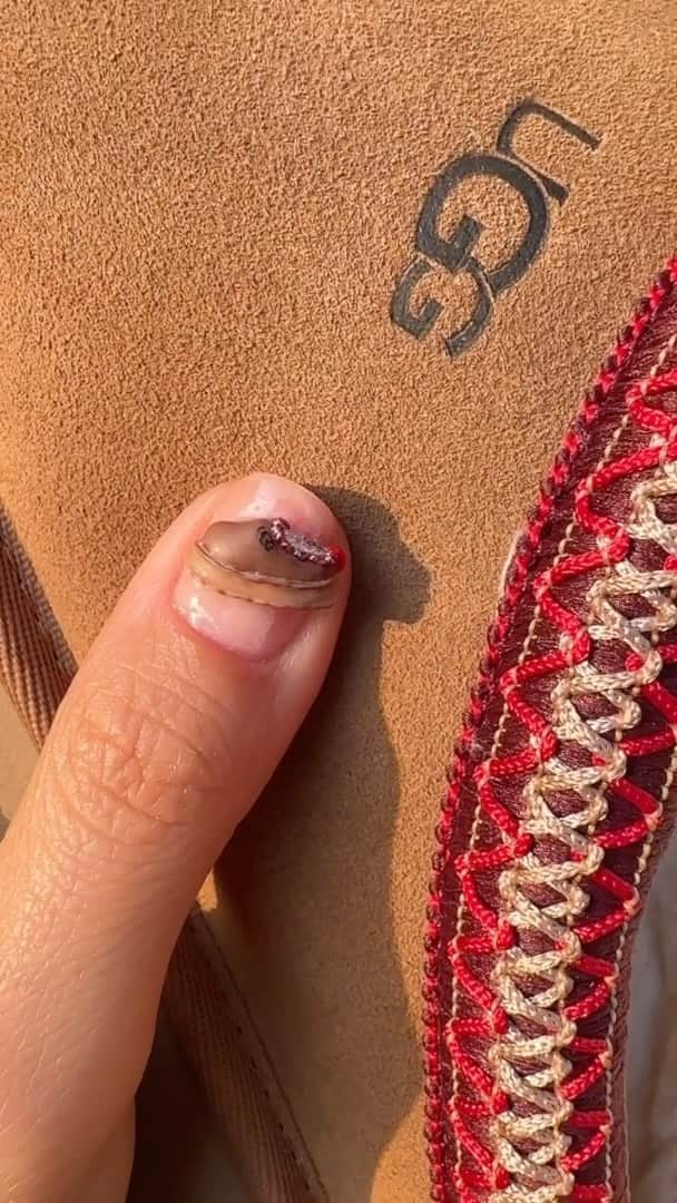 アグのインスタグラム：「Fall is coming... 🤎  The Tazz is (mostly) in-stock and we highly recommend getting your pair now. Only at UGG.com US.   🎥: @betina_goldstein  #UGG #FeelsLikeUGG #UGGTazz」