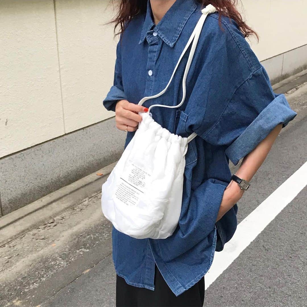 kumikaさんのインスタグラム写真 - (kumikaInstagram)「@nugu_klee newのメンズのデニシャツに、UNIQLOスラックスで楽ちん💕  ウォッシングデニムシャツ/deep blue メンズのシャツを袖ぐりぐりして着るの好き🥰  夕方撮ったからちょっと見えにくいけど、bagはストーリーに載せた @authen_japan のアップサイクルライナーポーチのnewカラー、white🩷  いつも愛用してるAUTHENのbagは、実物の軍物ライナーをリメイクして作っていて、素材感もミルスペックもリアルで可愛いくて🥰 このホワイトカラーは、ライナーではなかなか見かけない希少なカラー💕 定番のグリーンも可愛いけど、ホワイトは秋冬のブラウンやダークカラーの服装の差し色にも使えるし可愛いなー🍂と🥰 サイズは悩んで小さい方にしました♡♡♡  そろそろ気になる秋小物☺️🍂❤️ . . . . shirt @nugu_klee  pants#uniqlo#タックワイドパンツ  bag @authen_japan  shoes#birkenstock . . . . #晩夏コーデ#デニムコーデ#デニム#デニムシャツ#オーバーサイズシャツ#ユニセックス#ユニクロ#ユニクロコーデ#軍物#vintage#古着コーデ#古着mix#ビルケンシュトック #ゆるコーデ  #tbt#ootd#instafashion#outfit#ママコーデ#古着好きな人と繋がりたい#古着女子」7月31日 8時10分 - kumika_iiio2