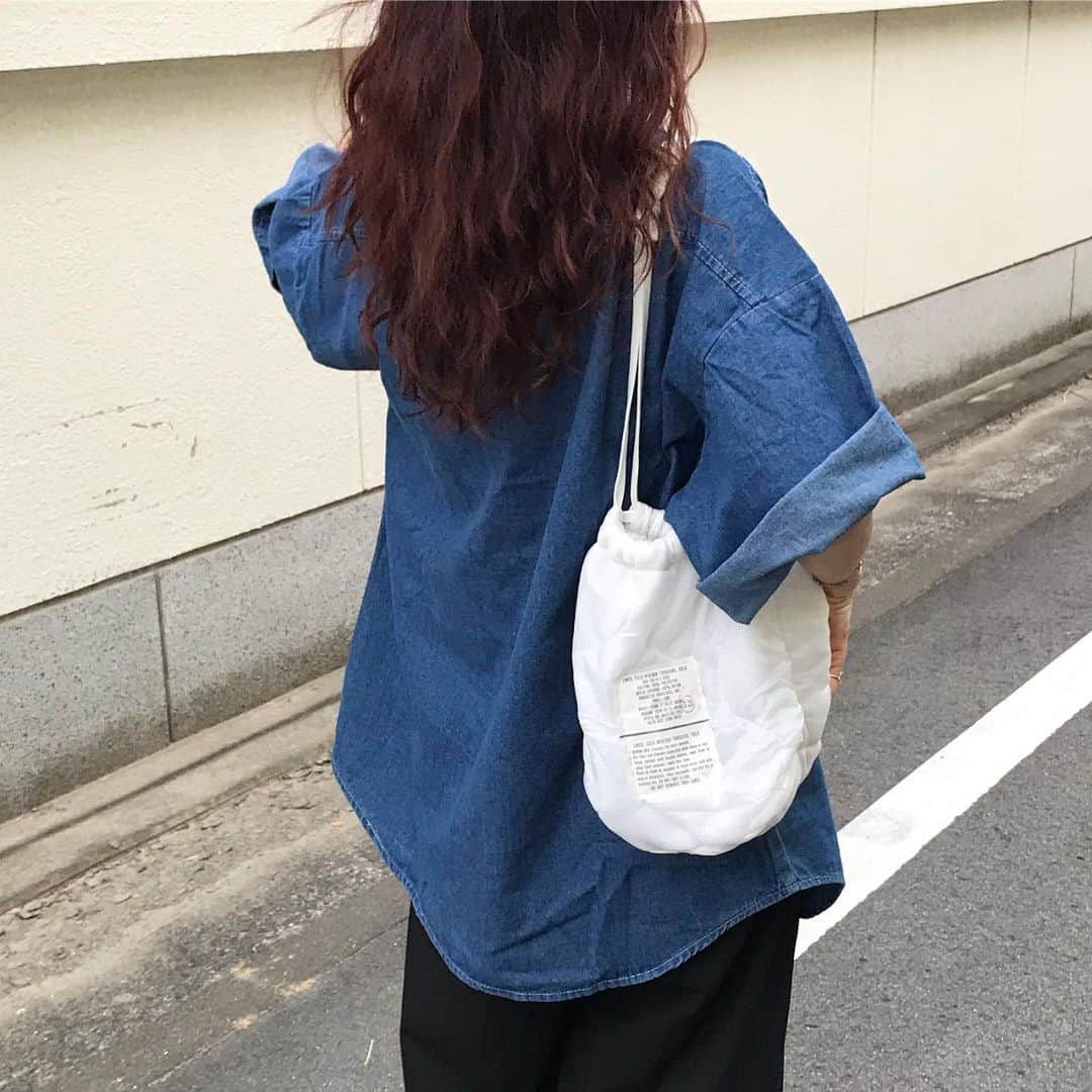 kumikaさんのインスタグラム写真 - (kumikaInstagram)「@nugu_klee newのメンズのデニシャツに、UNIQLOスラックスで楽ちん💕  ウォッシングデニムシャツ/deep blue メンズのシャツを袖ぐりぐりして着るの好き🥰  夕方撮ったからちょっと見えにくいけど、bagはストーリーに載せた @authen_japan のアップサイクルライナーポーチのnewカラー、white🩷  いつも愛用してるAUTHENのbagは、実物の軍物ライナーをリメイクして作っていて、素材感もミルスペックもリアルで可愛いくて🥰 このホワイトカラーは、ライナーではなかなか見かけない希少なカラー💕 定番のグリーンも可愛いけど、ホワイトは秋冬のブラウンやダークカラーの服装の差し色にも使えるし可愛いなー🍂と🥰 サイズは悩んで小さい方にしました♡♡♡  そろそろ気になる秋小物☺️🍂❤️ . . . . shirt @nugu_klee  pants#uniqlo#タックワイドパンツ  bag @authen_japan  shoes#birkenstock . . . . #晩夏コーデ#デニムコーデ#デニム#デニムシャツ#オーバーサイズシャツ#ユニセックス#ユニクロ#ユニクロコーデ#軍物#vintage#古着コーデ#古着mix#ビルケンシュトック #ゆるコーデ  #tbt#ootd#instafashion#outfit#ママコーデ#古着好きな人と繋がりたい#古着女子」7月31日 8時10分 - kumika_iiio2